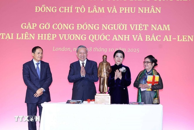 Tổng Bí thư Tô Lâm và Phu nhân tặng bức tượng Chủ tịch Hồ Chí Minh cho Đại sứ quán Việt Nam tại Anh. (Ảnh: Thống Nhất/TTXVN) ttxvn-to-lam-aanh-2.jpg
