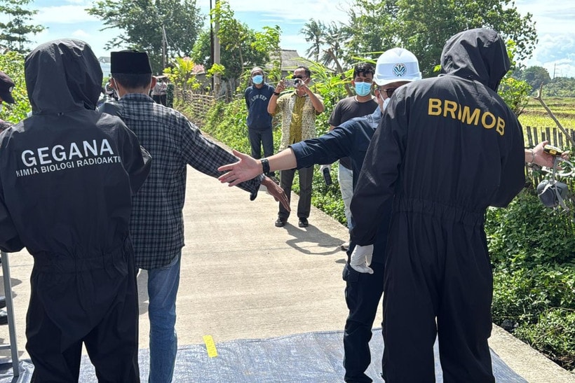 Indonesian officers operating a radiation metre survey during the second phase of the relocation process for residents in the red zone in Cikande, Serang district, Banten, October 26, 2025 (Photo: ANTARA) 