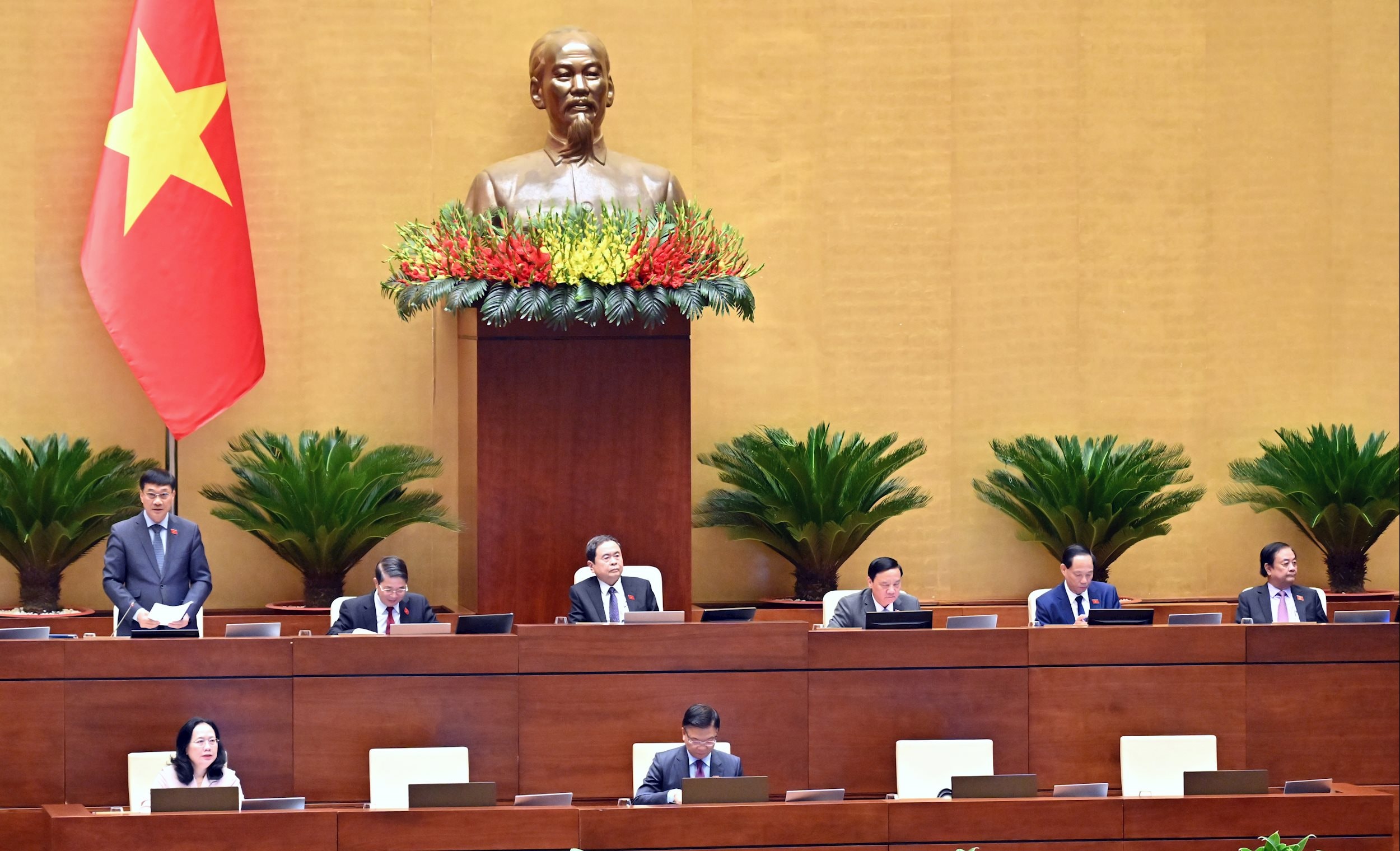 Místopředseda Národního shromáždění Vu Hong Thanh předsedá zasedání Vietnamského národního shromáždění_3887(1).jpg