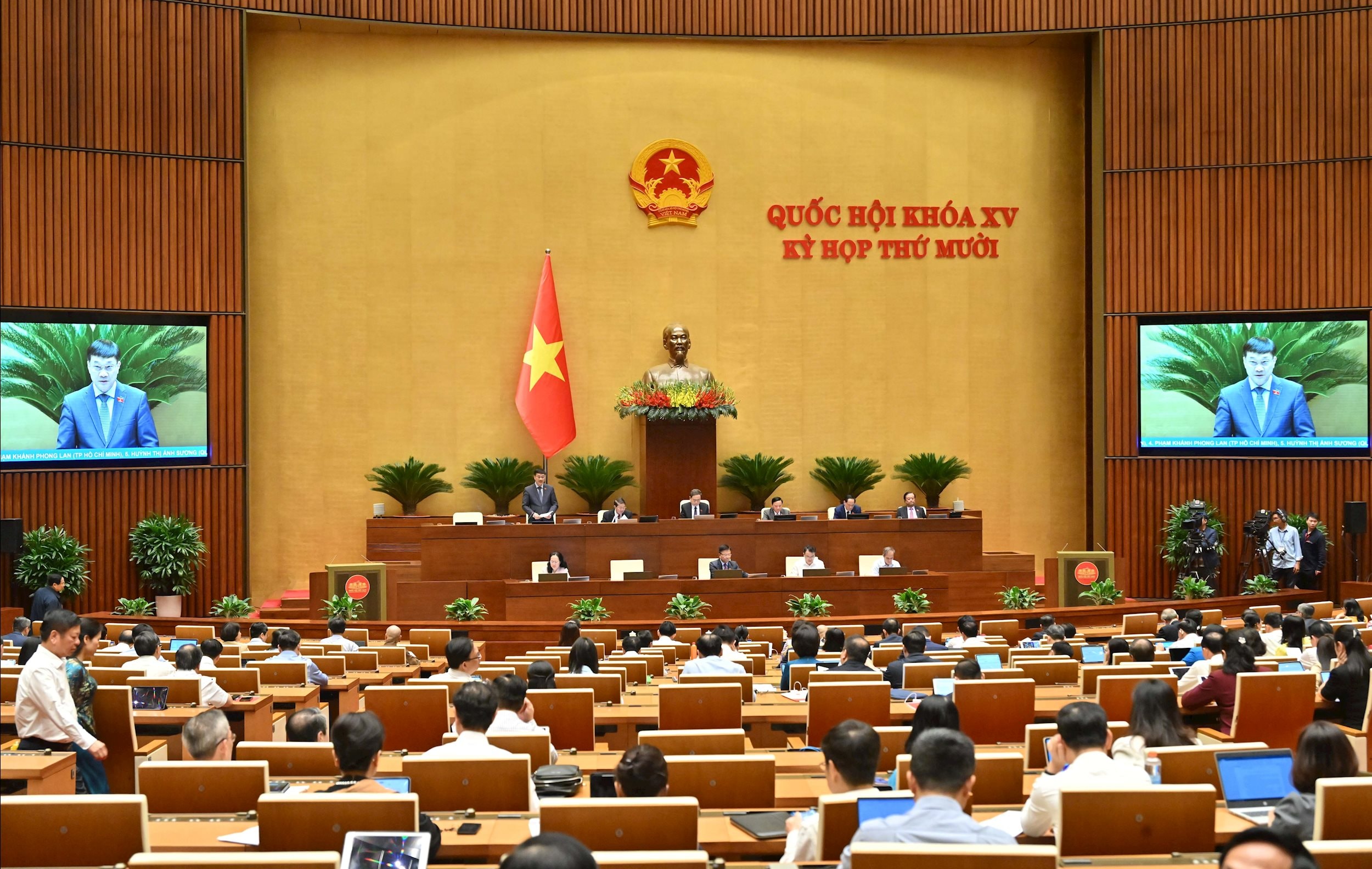 Místopředseda Národního shromáždění Vu Hong Thanh předsedá zasedání Vietnamského národního shromáždění_3906(1).jpg