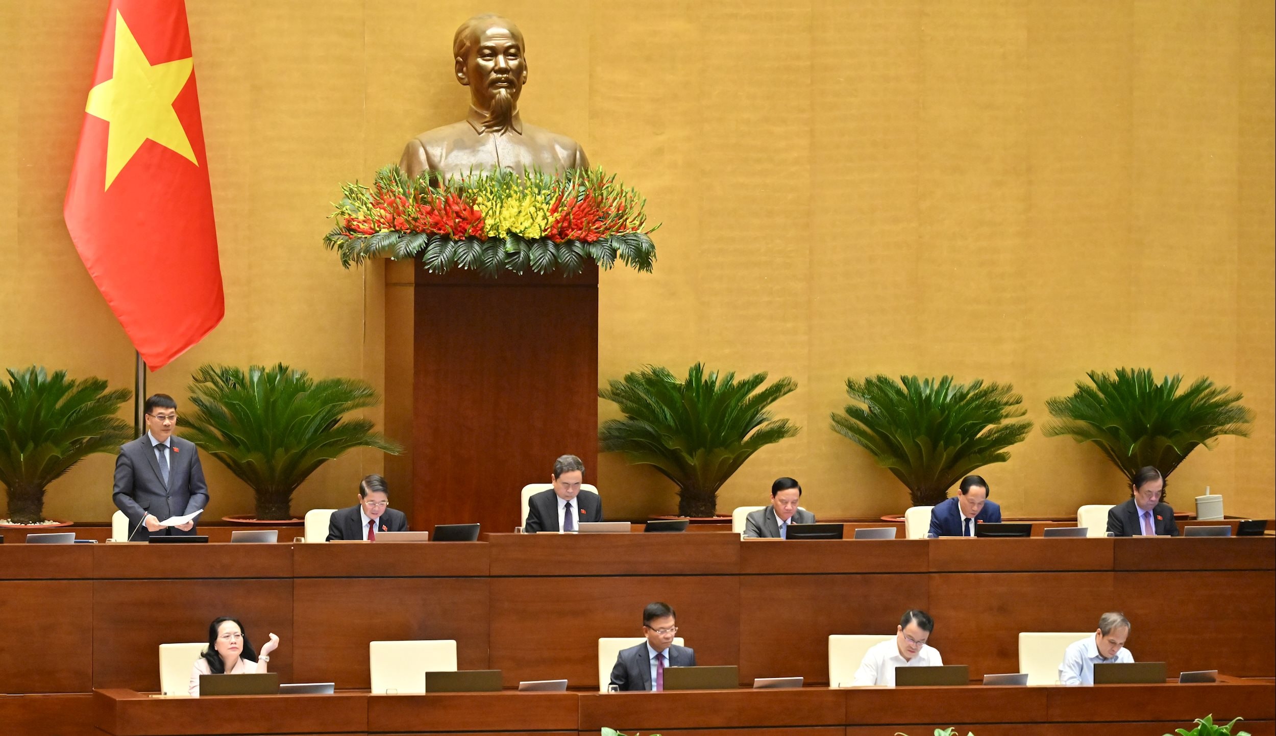 Phó Chủ tịch Quốc hội Vũ Hồng Thanh điều hành phiên họpVQK_3910