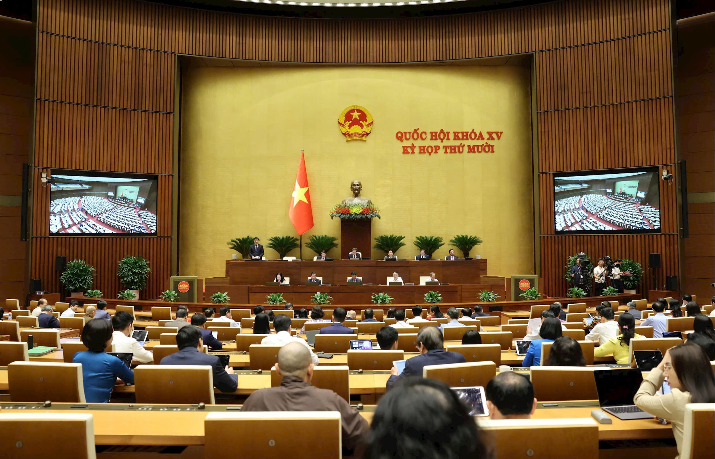 Phó Chủ tịch Quốc hội Vũ Hồng Thanh điều hành phiên họpz7166191491976_43c24b94ad21bfd2c788bc64f9e4bdd3