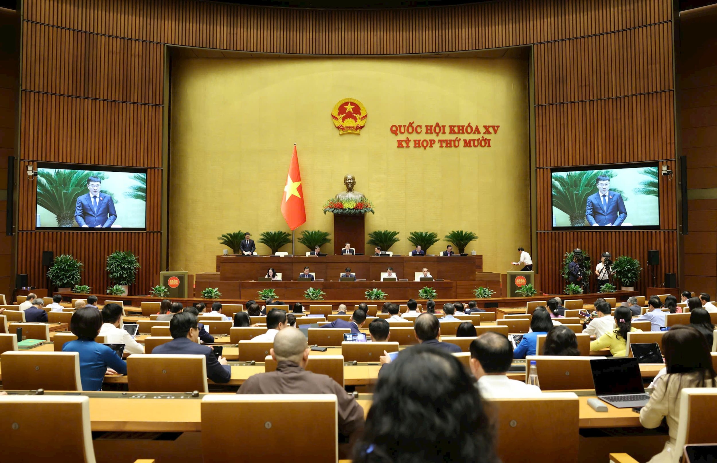 Phó Chủ tịch Quốc hội Vũ Hồng Thanh điều hành phiên họpz7166191495516_c822ea4e7019516fe2725d4ad5750da1