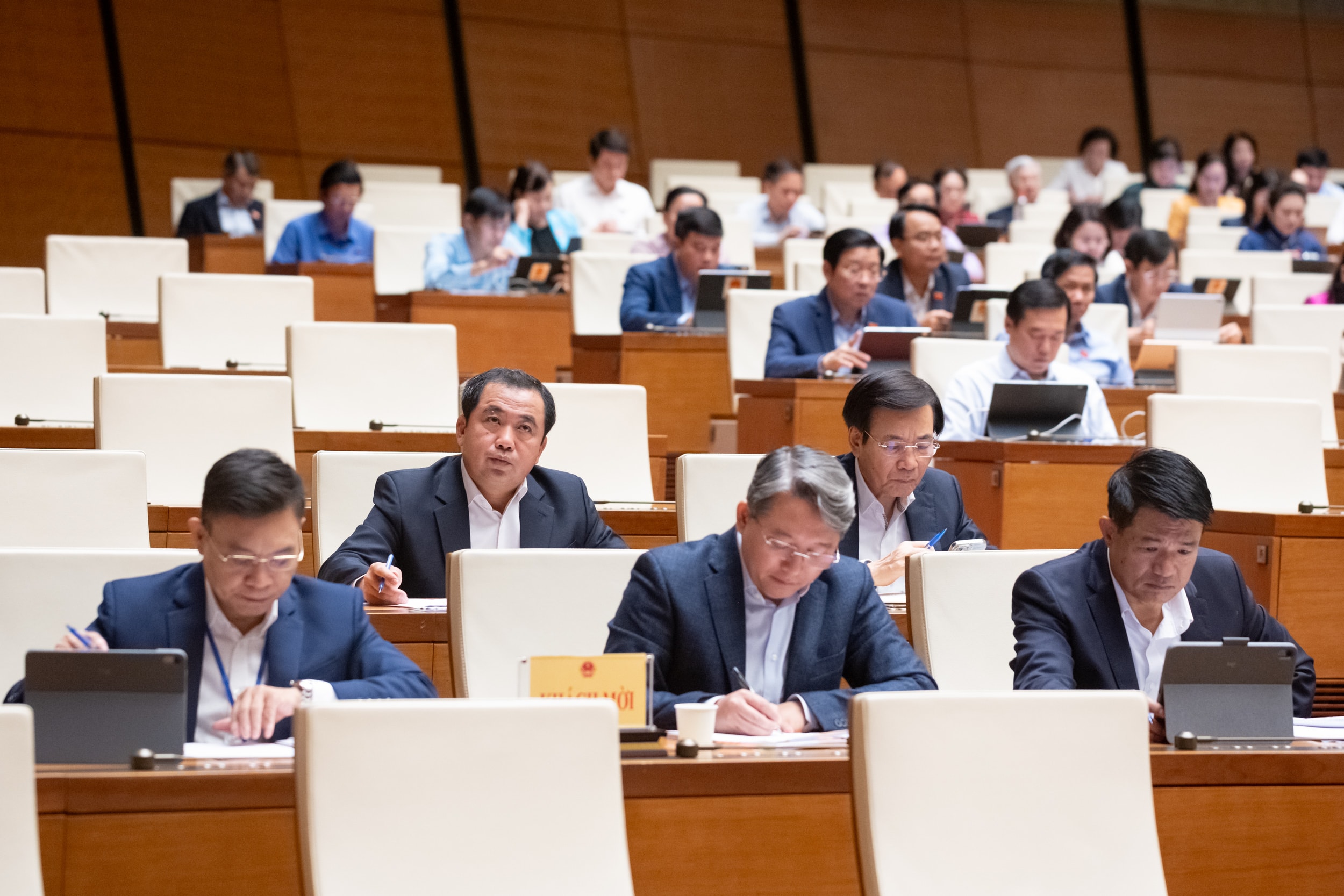 Leden van de regering wonen de bijeenkomst bij. Foto: Pham Thang
