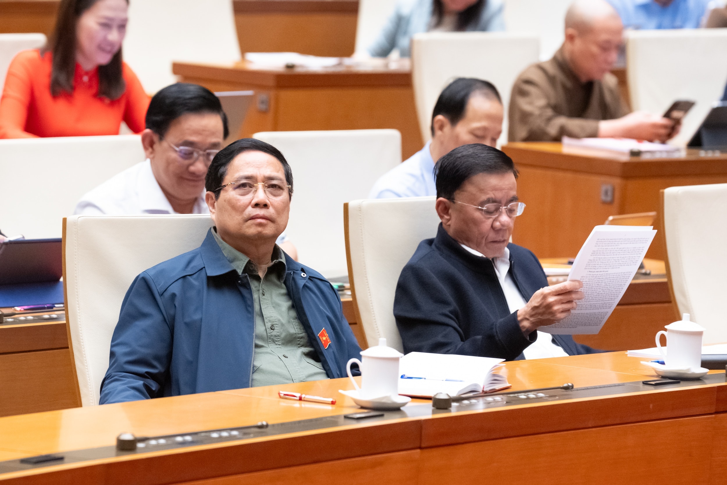 Premier Pham Minh Chinh en permanent lid van het secretariaat Tran Cam Tu woonden de bijeenkomst bij. Foto: Pham Thang