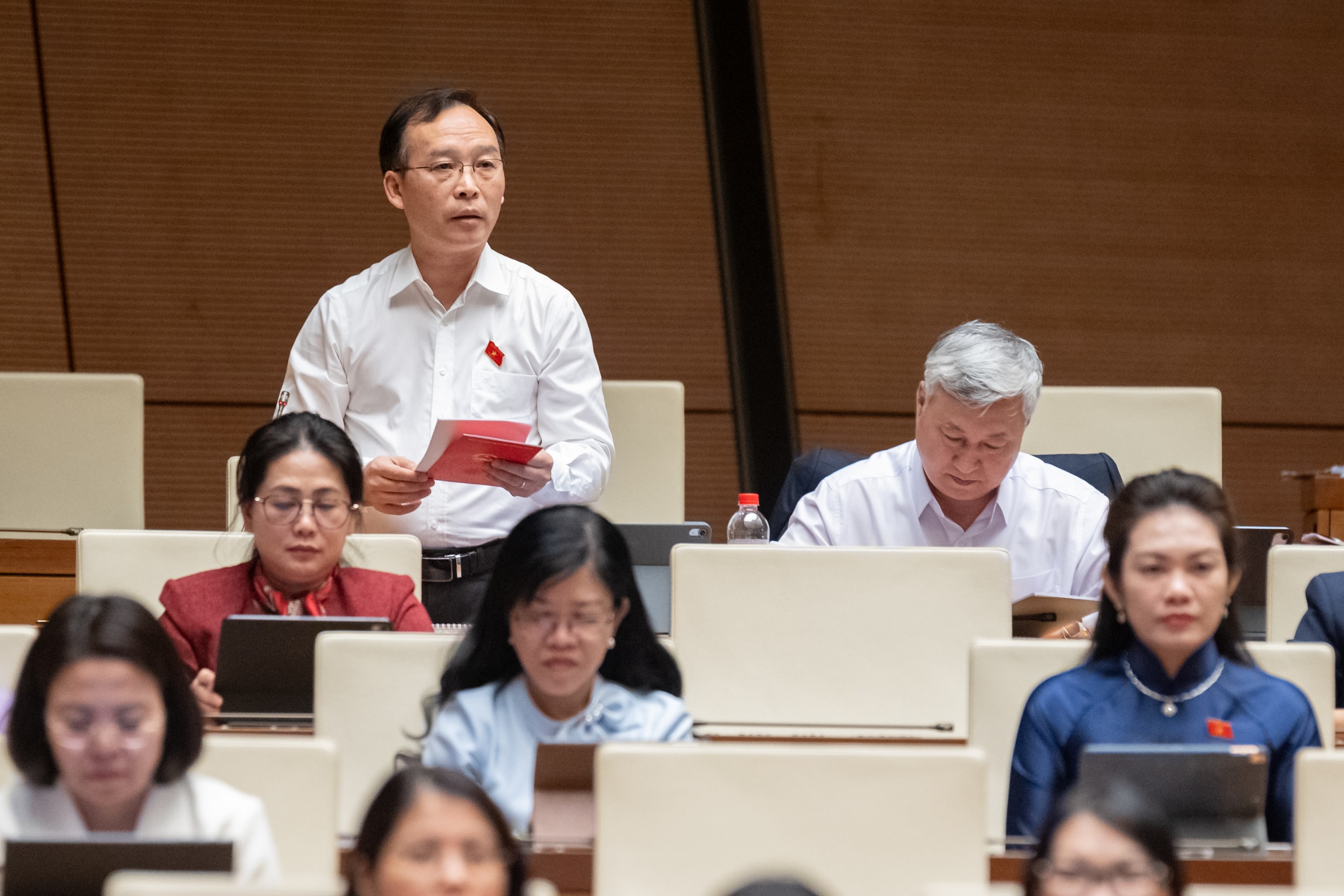 Tran Van Tuan (Bac Ninh), afgevaardigde van de Nationale Assemblee, onderbreekt zijn toespraak. Foto: Pham Thang
