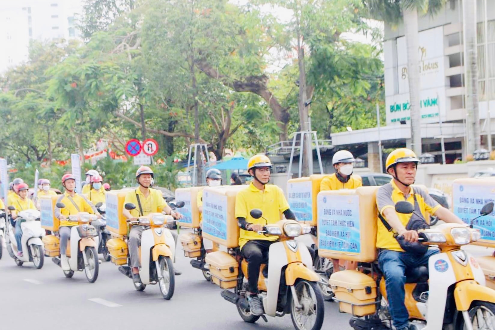 BHXH tỉnh Đồng Nai phối hợp với Bưu điện tỉnh ra quân tuyên truyền về chính sách BHXH, BHYT, BHTN. Ảnh: BHXH Đồn