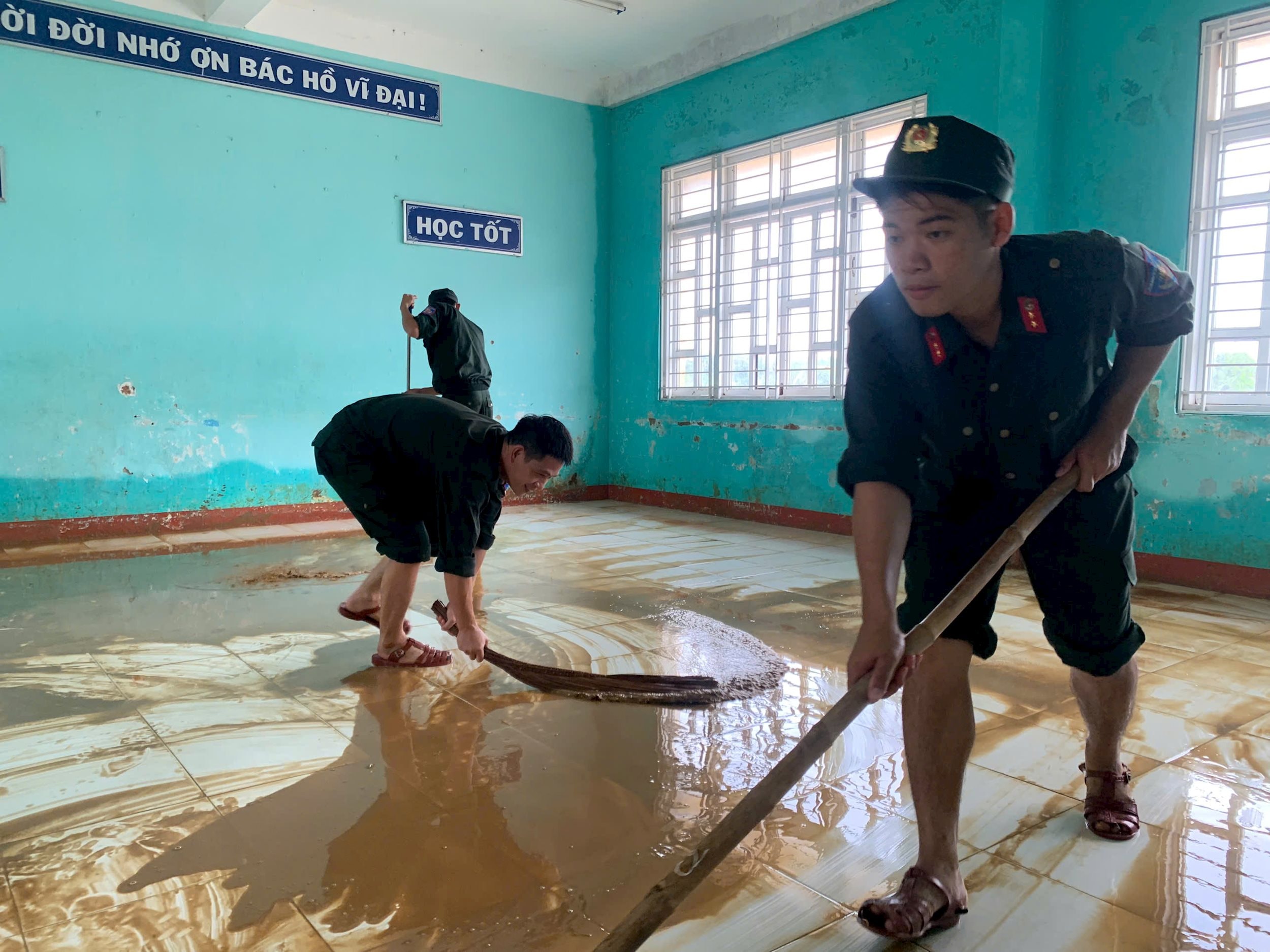 Lực lượng vũ trang hỗ trợ trường học dọn dẹp vệ sinh trường lớp sau mưa lũ tại Quảng Ngãi