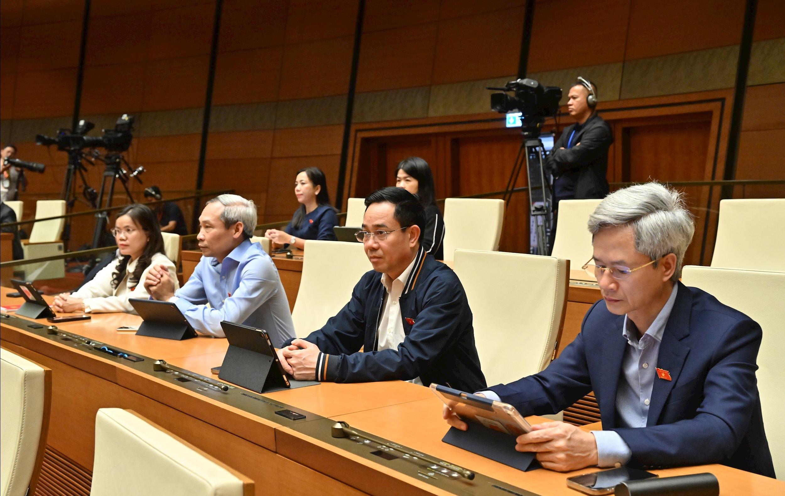 Các đại biểu tại phiên họpVQK_4547