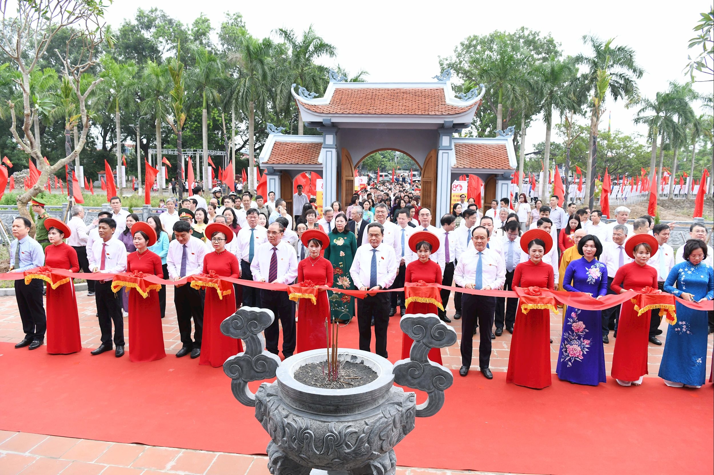 cắt băng khánh thành (2) (1)