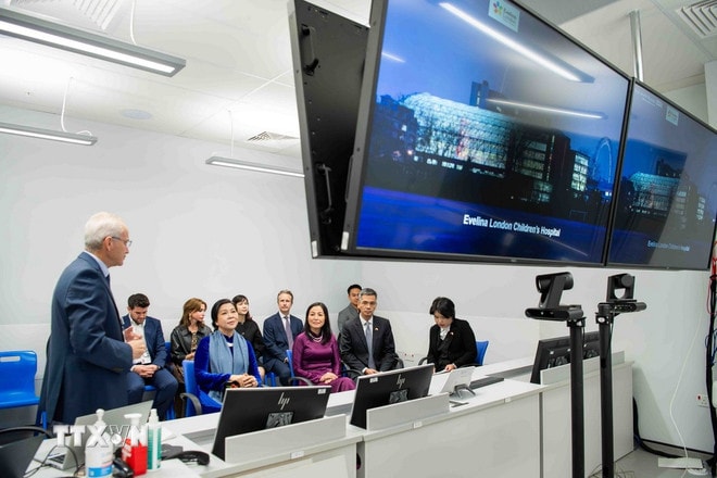 Phu nhân Tổng Bí thư thăm Bệnh viện Nhi Evelina London. (Ảnh: TTXVN phát) ttxvn-phu-nhan-tong-bi-thu-to-lam-tham-benh-vien-nhi-evelina-london4.jpg