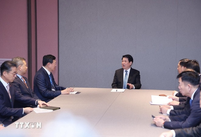 Chủ tịch nước Lương Cường tiếp Chủ tịch Tập đoàn Lotte Shin Dong-bin. (Ảnh: Lâm Khánh/TTXVN) ttxvn-chu-tich-nuoc-luong-cuong-tiep-chu-tich-tap-doan-lotte-1.jpg