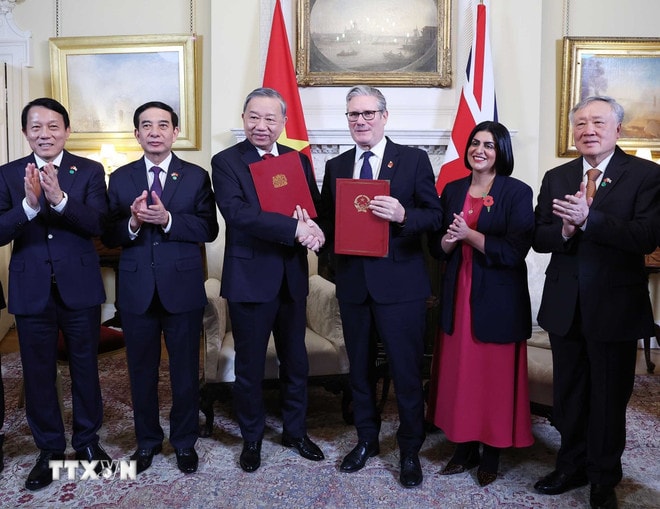 Tổng Bí thư Tô Lâm và Thủ tướng Liên hiệp Vương quốc Anh và Bắc Ireland Keir Starmer trao Tuyên bố chung về nâng cấp quan hệ Việt Nam - Anh lên Đối tác chiến lược toàn diện. (Ảnh: Thống Nhất/TTXVN) ttxvn-le-don-chinh-thuc-tong-bi-thu-to-lam-tham-chinh-thuc-lien-hiep-vuong-quoc-anh-va-bac-ai-len-8373645-15.jpg