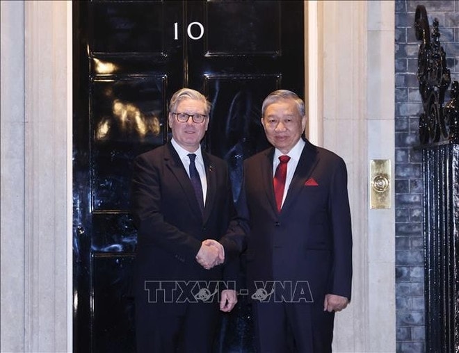UK Prime Minister Keir Starmer (L) welcomes Party General Secretary To Lam (Photo: VNA) to-lam-4.jpg