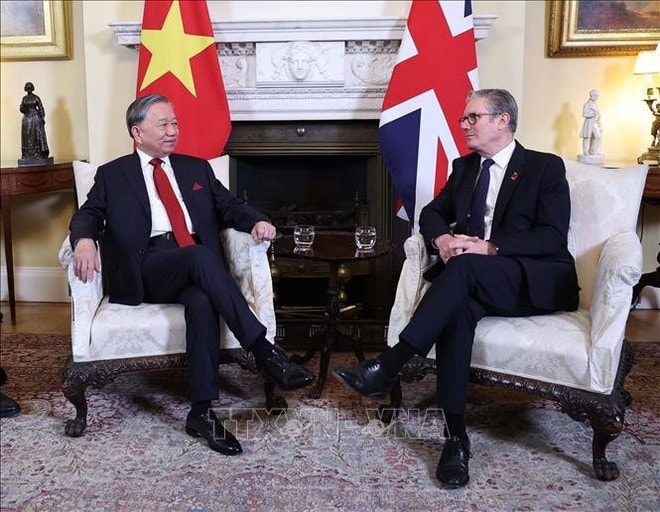 UK Prime Minister Keir Starmer and Party General Secretary To Lam have a tête-à-tête following the official welcome ceremony (Photo: VNA) to-lam-5.jpg