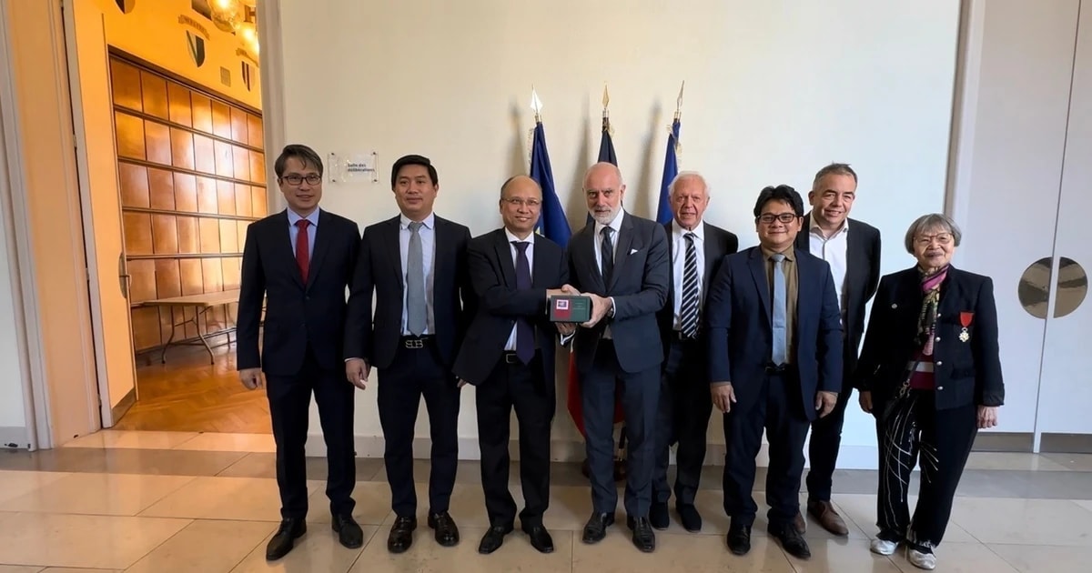 Vietnamese Ambassador to France Dinh Toan Thang (third from left) and representatives from the Pyrénées-Orientales Chamber of Commerce and Industry (Photo: VNA)