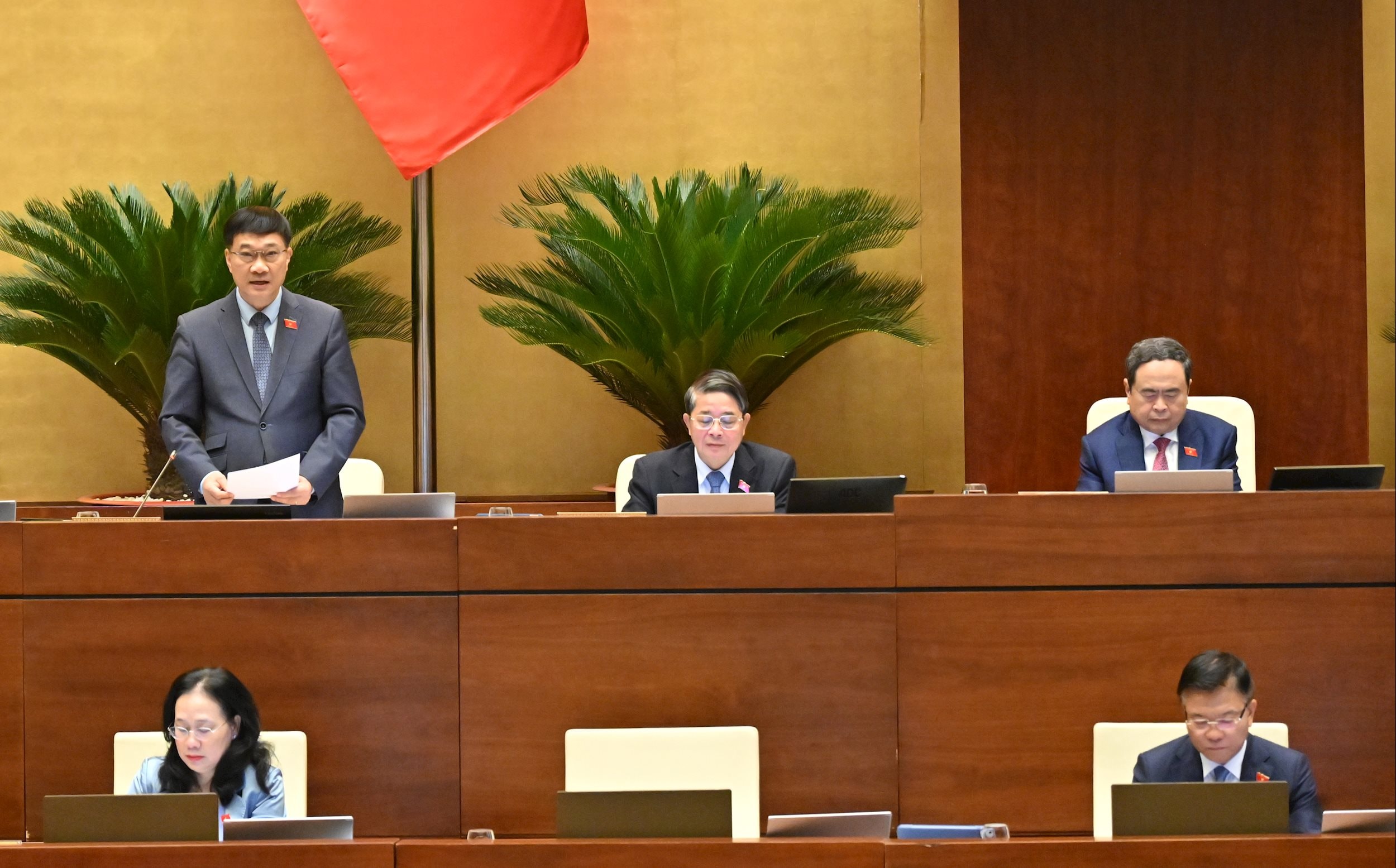 Phó Chủ tịch Quốc hội Vũ Hồng Thanh điều hành phiên họpVQK_4248