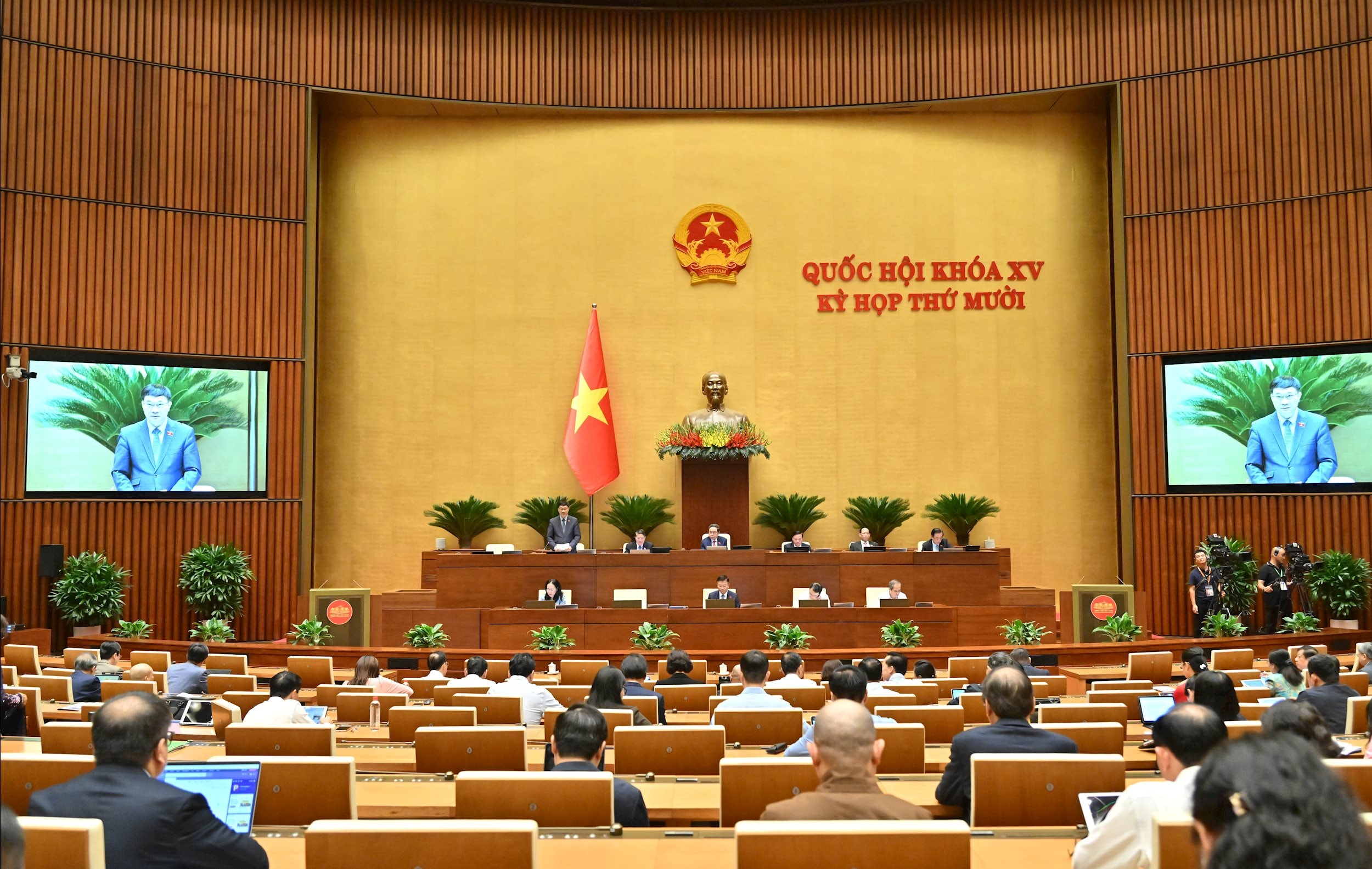 Phó Chủ tịch Quốc hội Vũ Hồng Thanh điều hành phiên họpVQK_4258