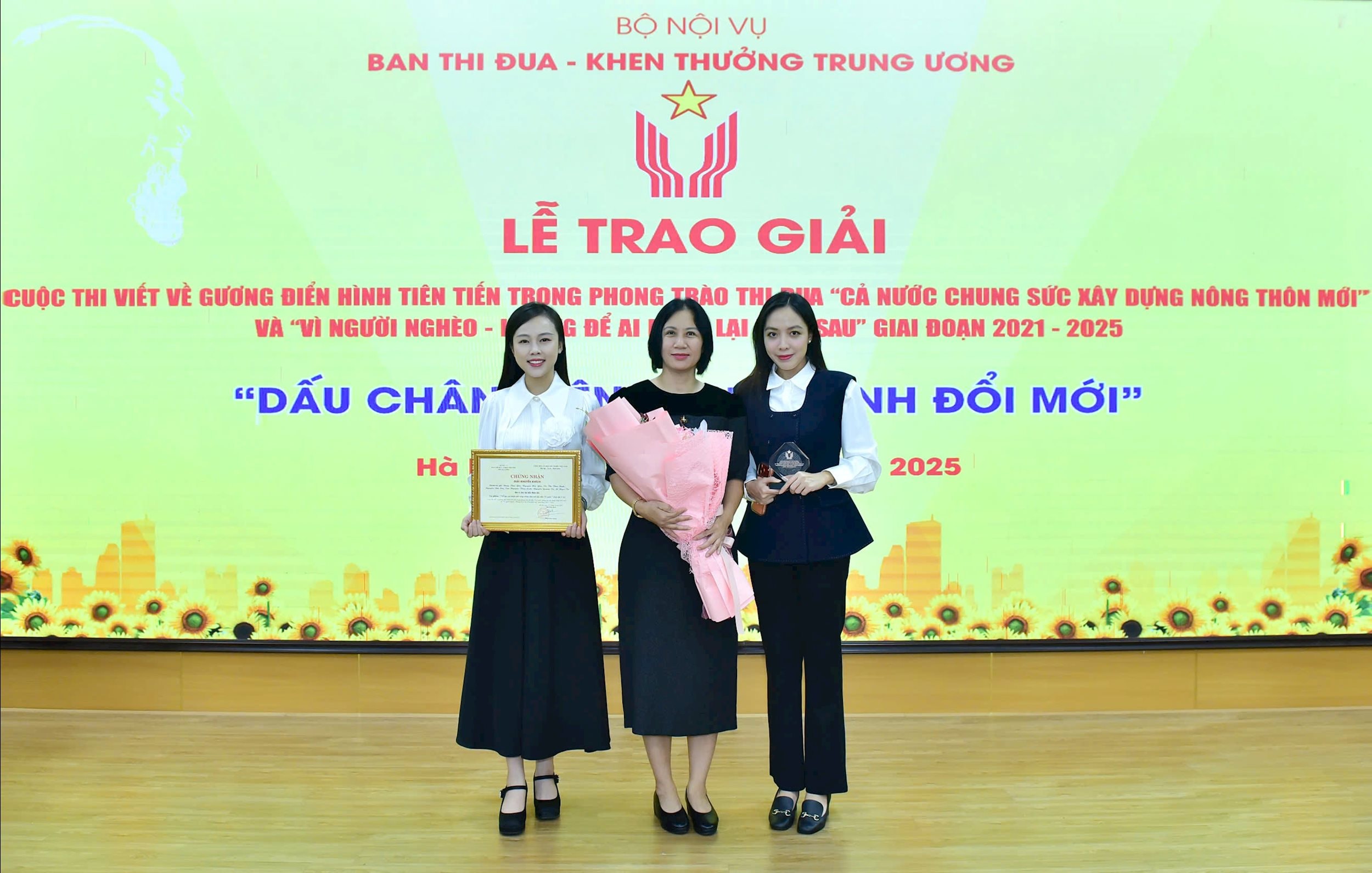 Nhóm phóng viên Báo Đại biểu Nhân dân