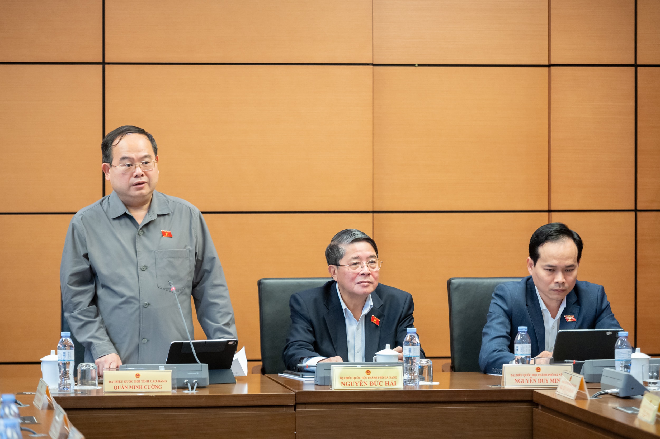 नेशनल असेंबली के डिप्टी क्वान मिन्ह कुओंग (काओ बांग) ने समूह चर्चा सत्र की विषय-वस्तु का संचालन किया।