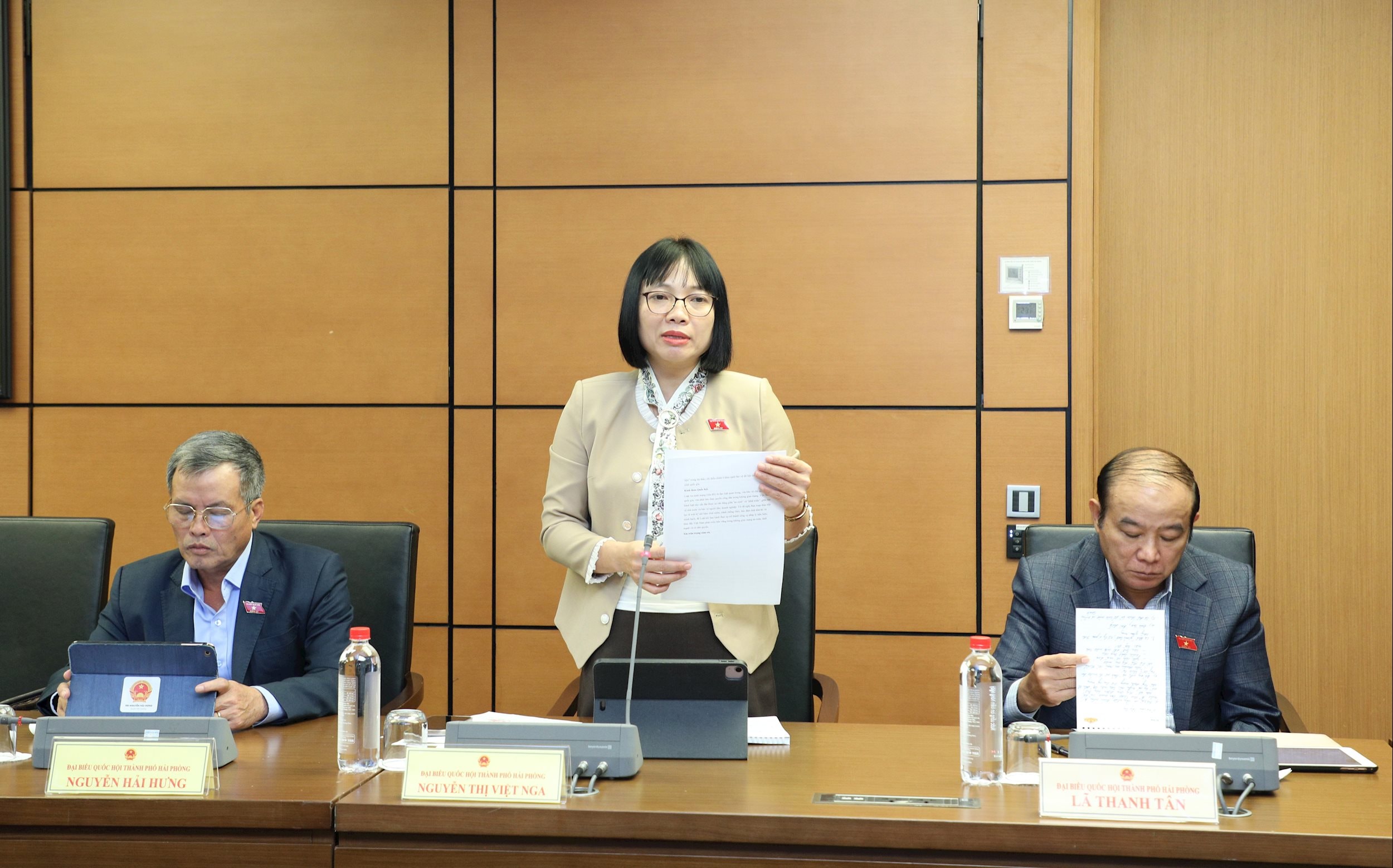 ناقش مندوب الجمعية الوطنية نجوين ثي فيت نجا (مدينة هاي فونج) في المجموعة