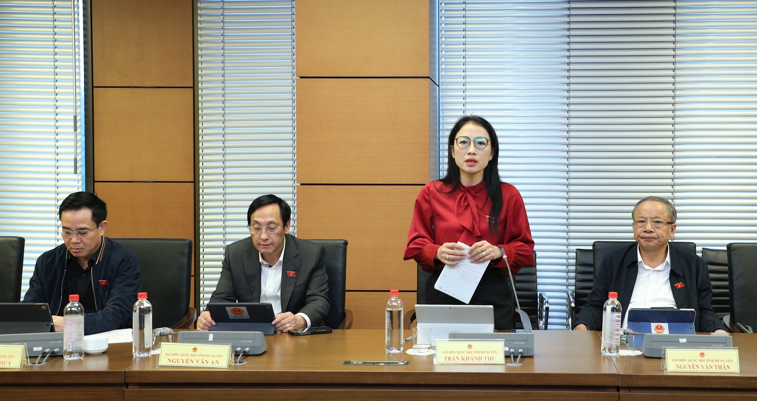 ناقش النائب في الجمعية الوطنية تران خانه ثو (هونغ ين) في المجموعة