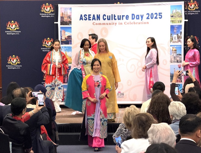 Textile fashion show titled “Dancing with Thuy Ba Waves” by designer Cao Minh Tien is inspired by the Nhat Binh Ao Dai, an emblem of Hue Imperial Court culture. (Photo: VNA) vna-potal-ngay-van-hoa-asean-2025-cong-dong-cung-chung-niem-vui-8373889.jpg