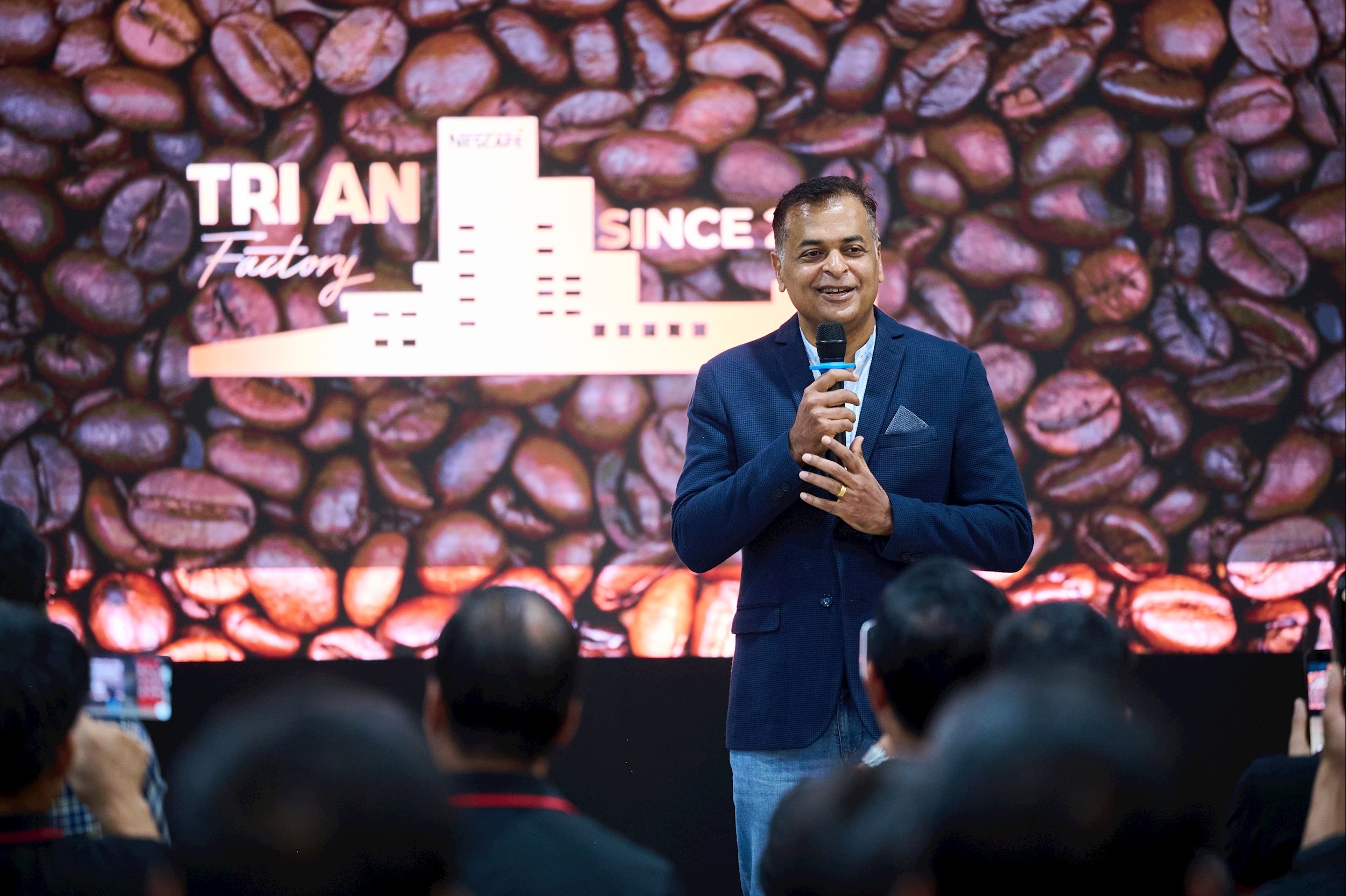 Foto 1 – Herr Binu Jacob, Generaldirektor von Nestlé Vietnam, hielt eine Begrüßungsrede für die Delegation herausragender Landwirte, die das Werk besuchten.