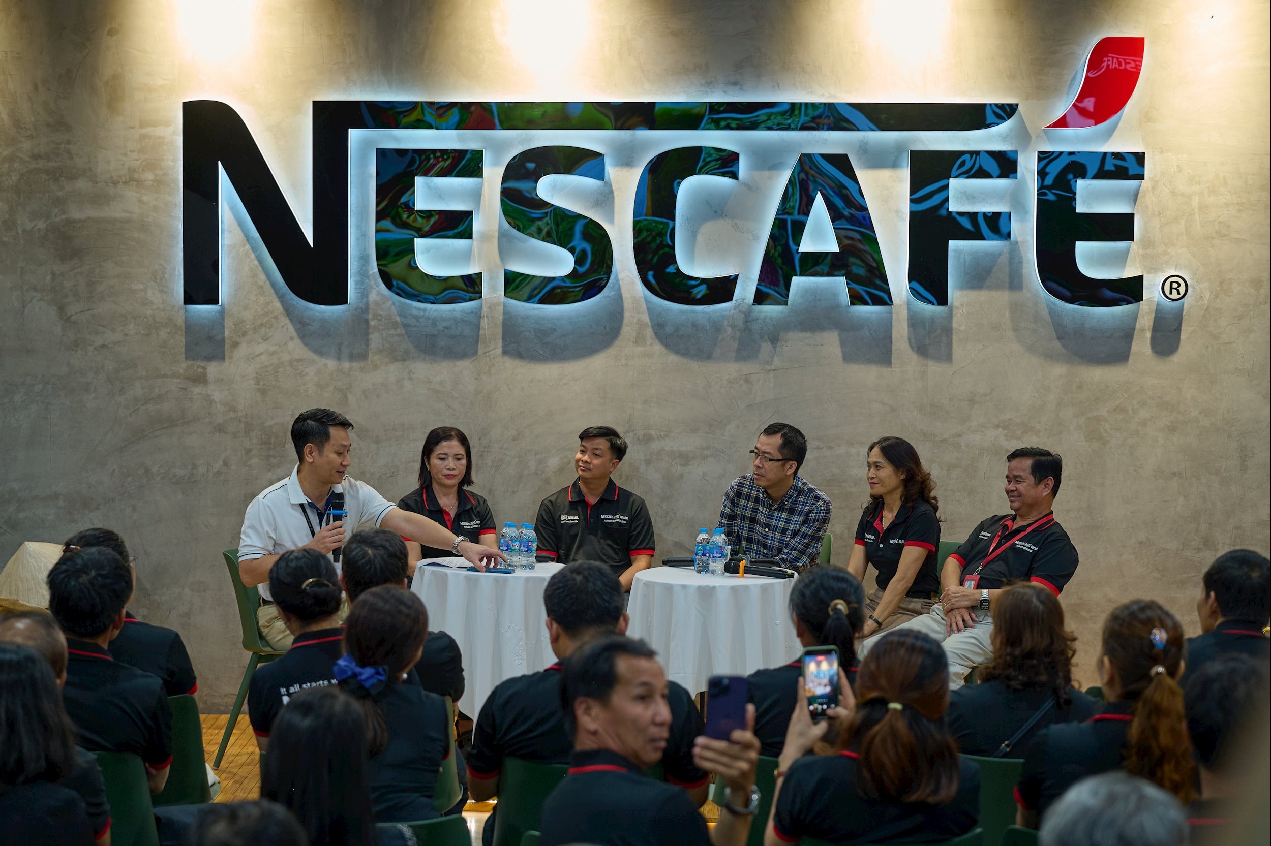 Foto 2 – Diskussion zum Thema „Die Rolle der Landwirte in der regenerativen Landwirtschaft“ mit typischen Landwirten des NESCAFÉ-Planprogramms und Vertretern von Nestlé Vietnam