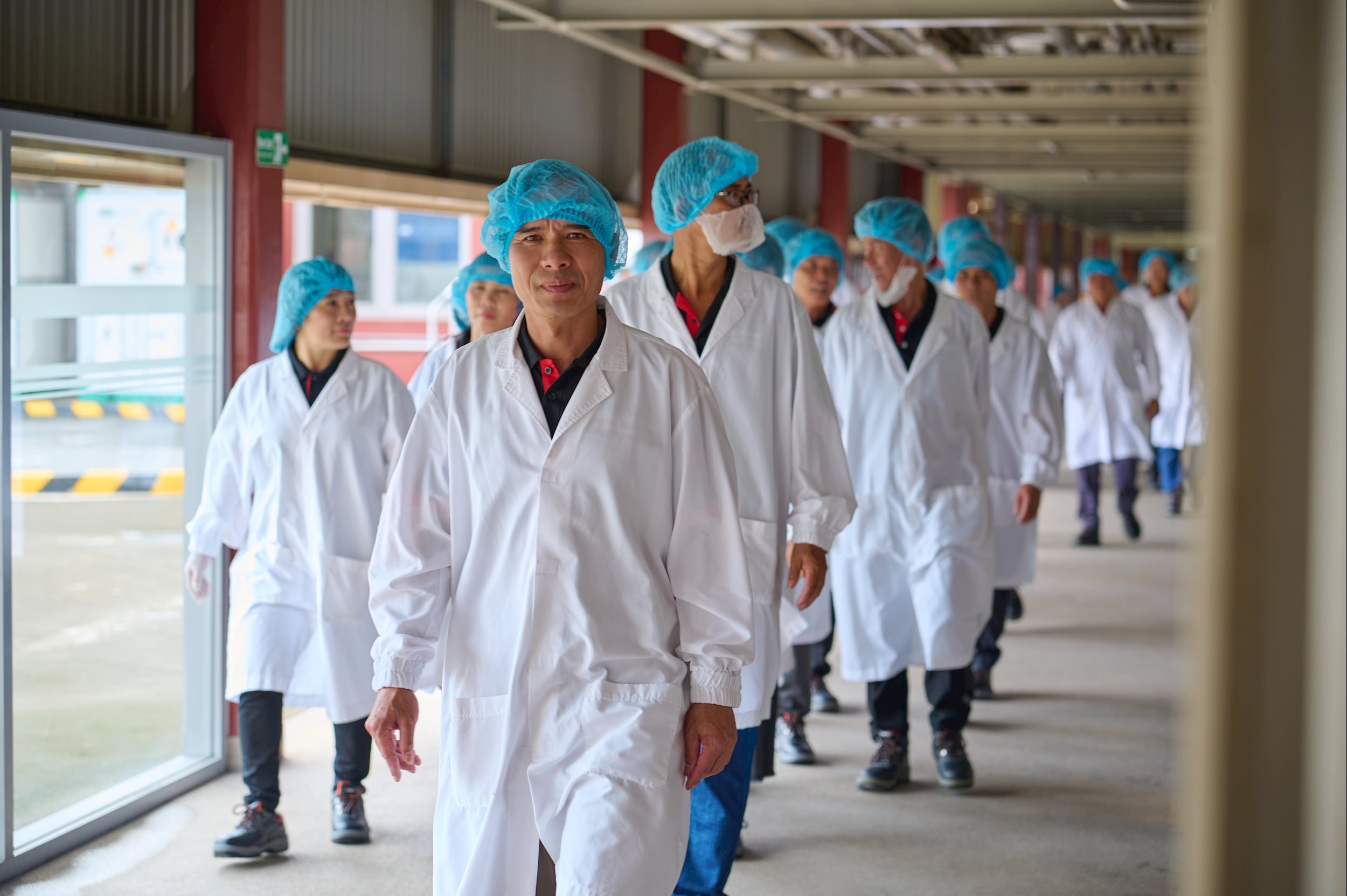 Typische Landwirte des NESCAFÉ Plan-Programms besuchen das Nestlé-Werk in Tri An.