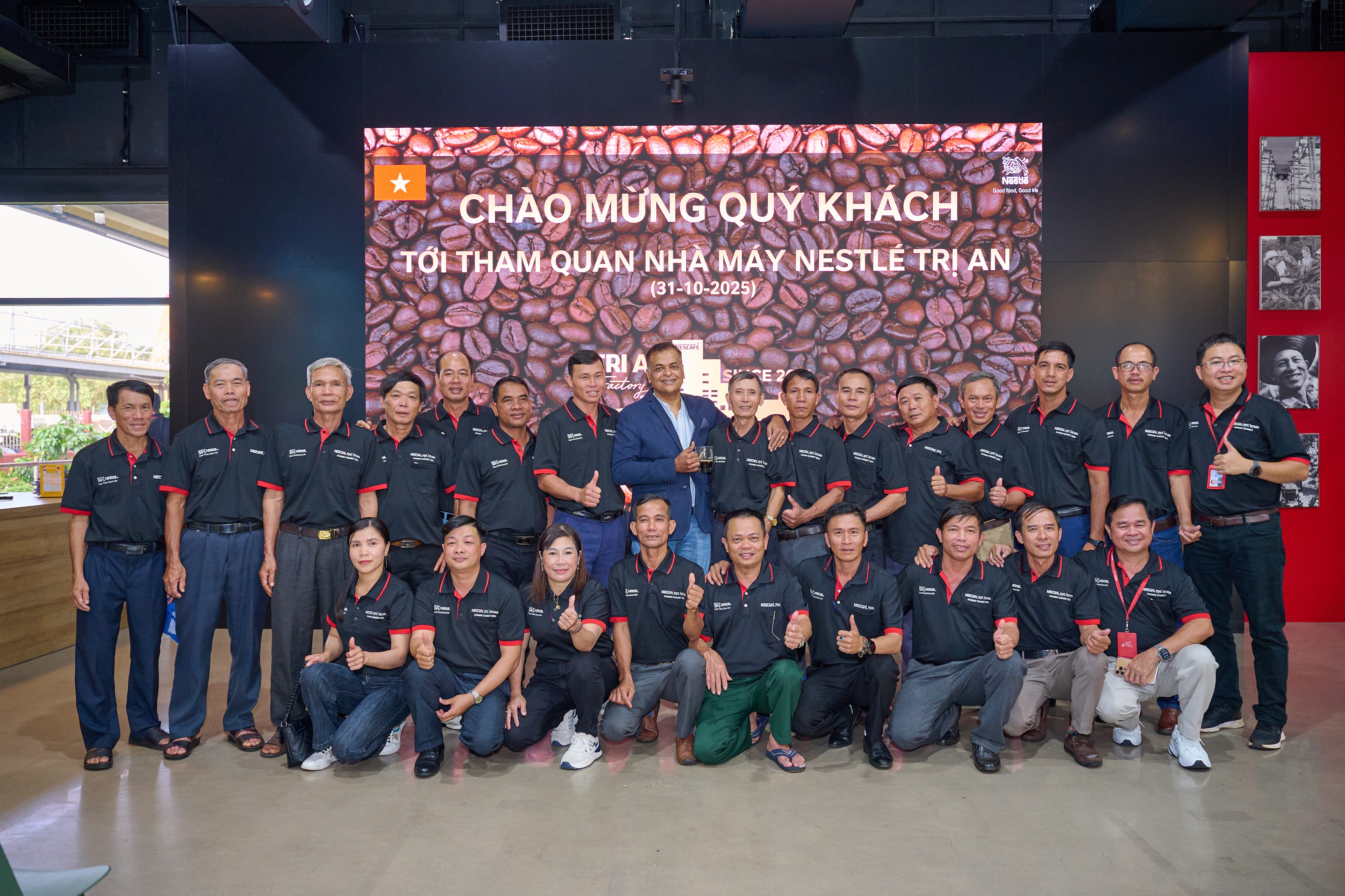 Foto 5 – Der Generaldirektor von Nestlé Vietnam posiert mit einer Gruppe typischer Landwirte des NESCAFÉ-Plan-Programms.