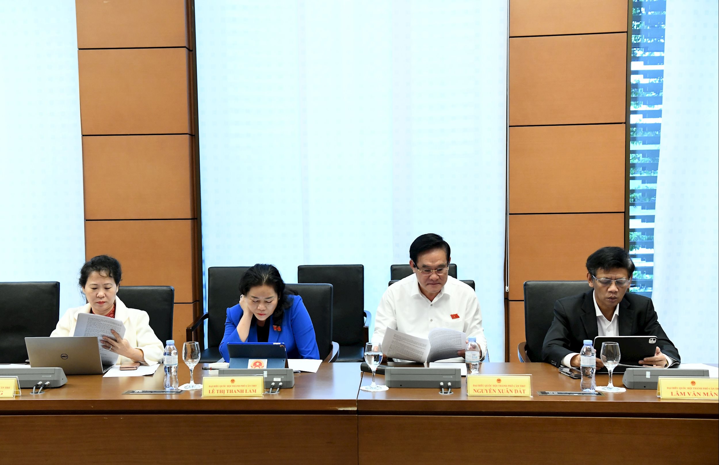 Các đại biểu tham dự phiên họp tổ.1