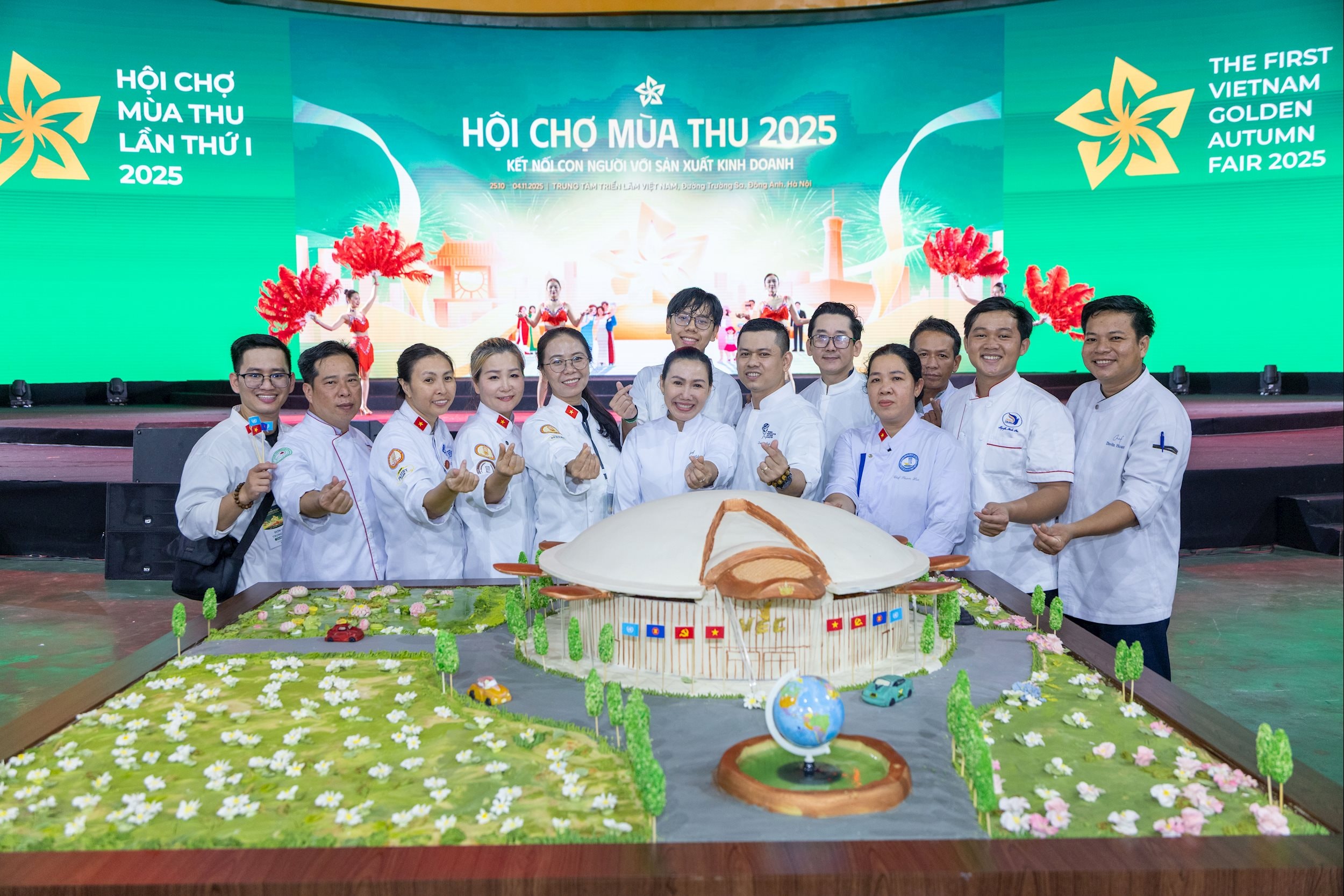 Mô hình Trung tâm Triển lãm Việt Nam được tạo hình từ 410 kg xôi gấc và 100 kg đậu đã xác lập kỷ lục Việt Nam. Ảnh: Hạnh Nhung