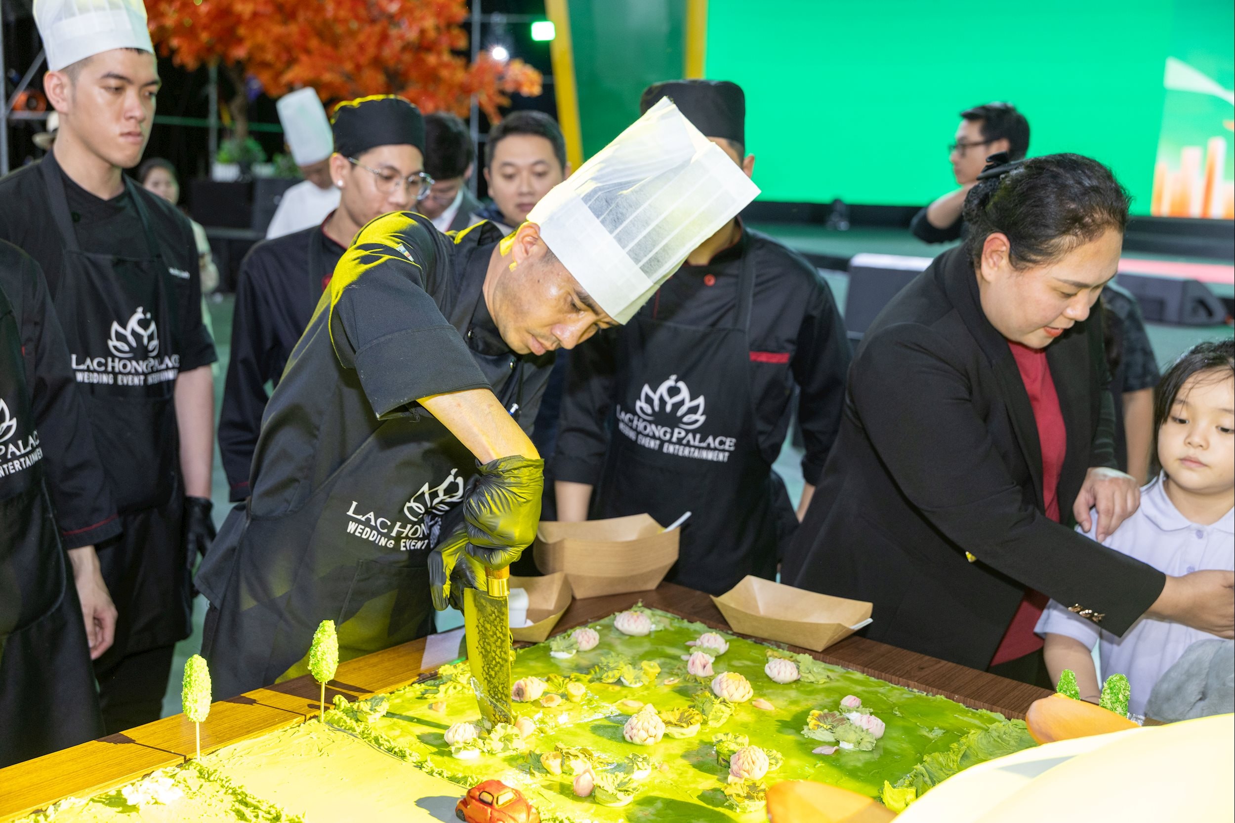 Cắt xôi kỷ lục mời mọi người thưởng thức