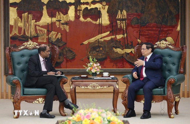 Thủ tướng Phạm Minh Chính tiếp Đại sứ Singapore tại Việt Nam Jaya Ratnam nhân kết thúc nhiệm kỳ công tác. (Ảnh: Dương Giang/TTXVN) ttxvn-thu-tuong-tiep-dai-su-singapore-tai-viet-nam-jaya-ratnam-2.jpg