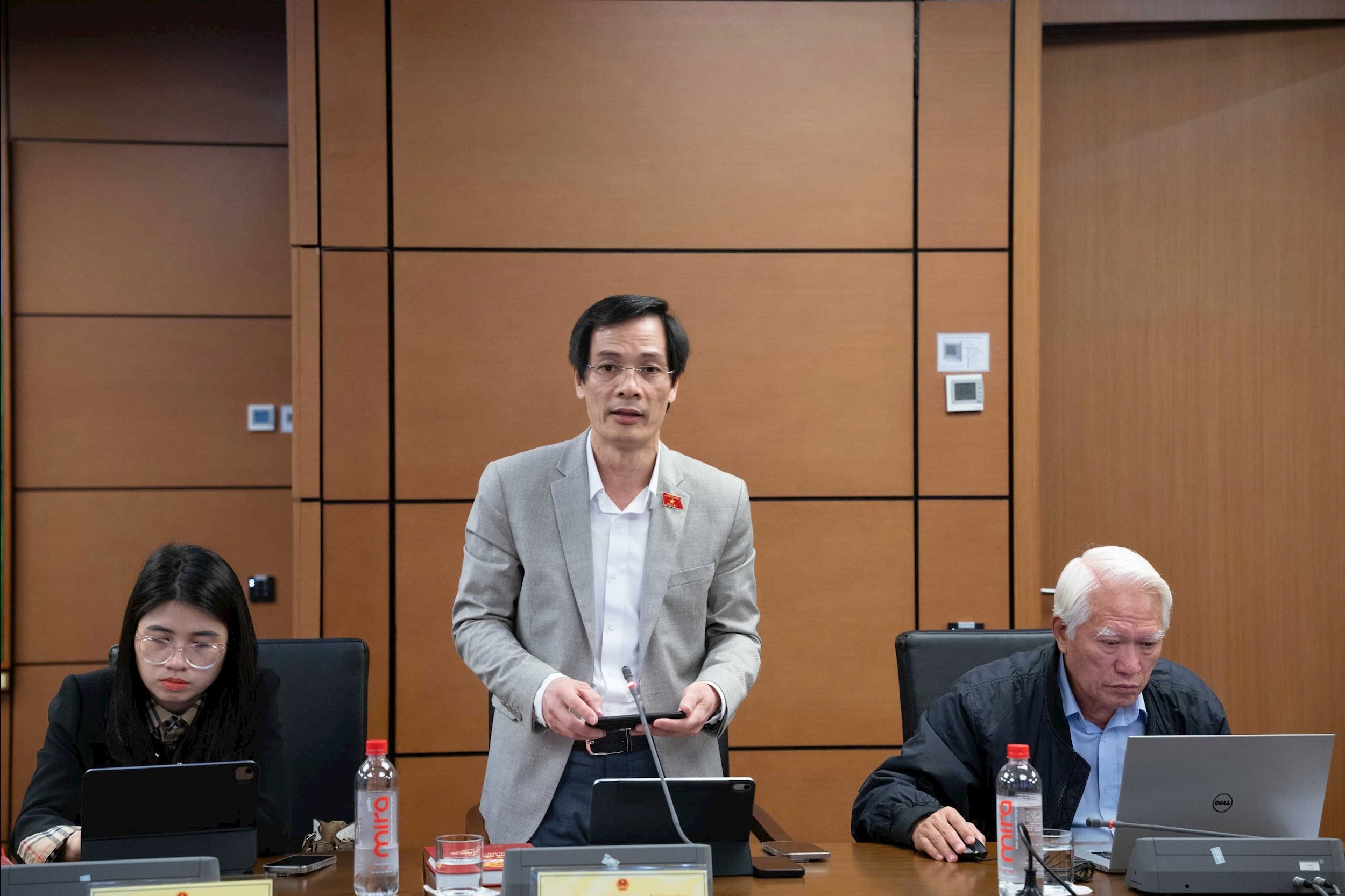 ĐBQH Bùi Sỹ Hoàn (Hải Phòng) phát biểu thảo luận tại tổ