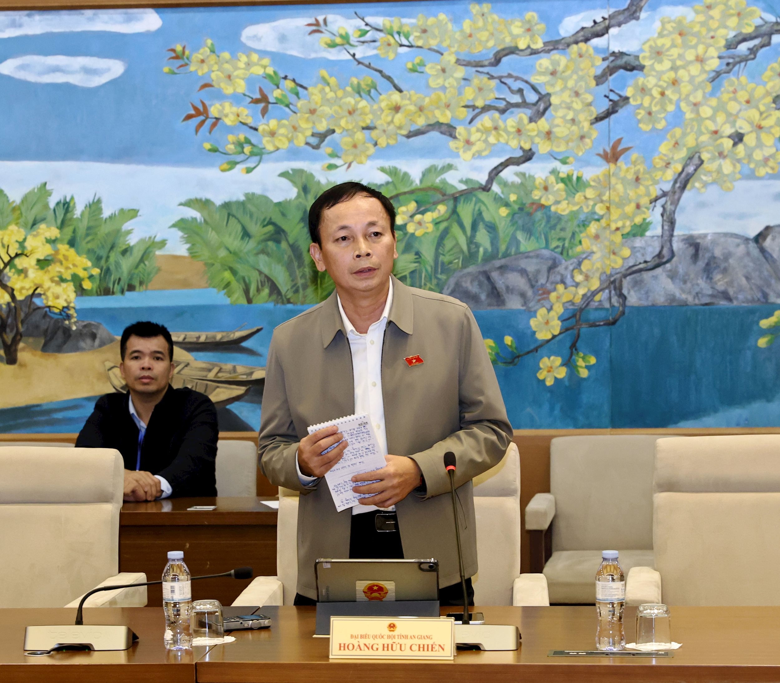 ĐBQH Hoàng Hữu Chiến (An Giang) phát biểu