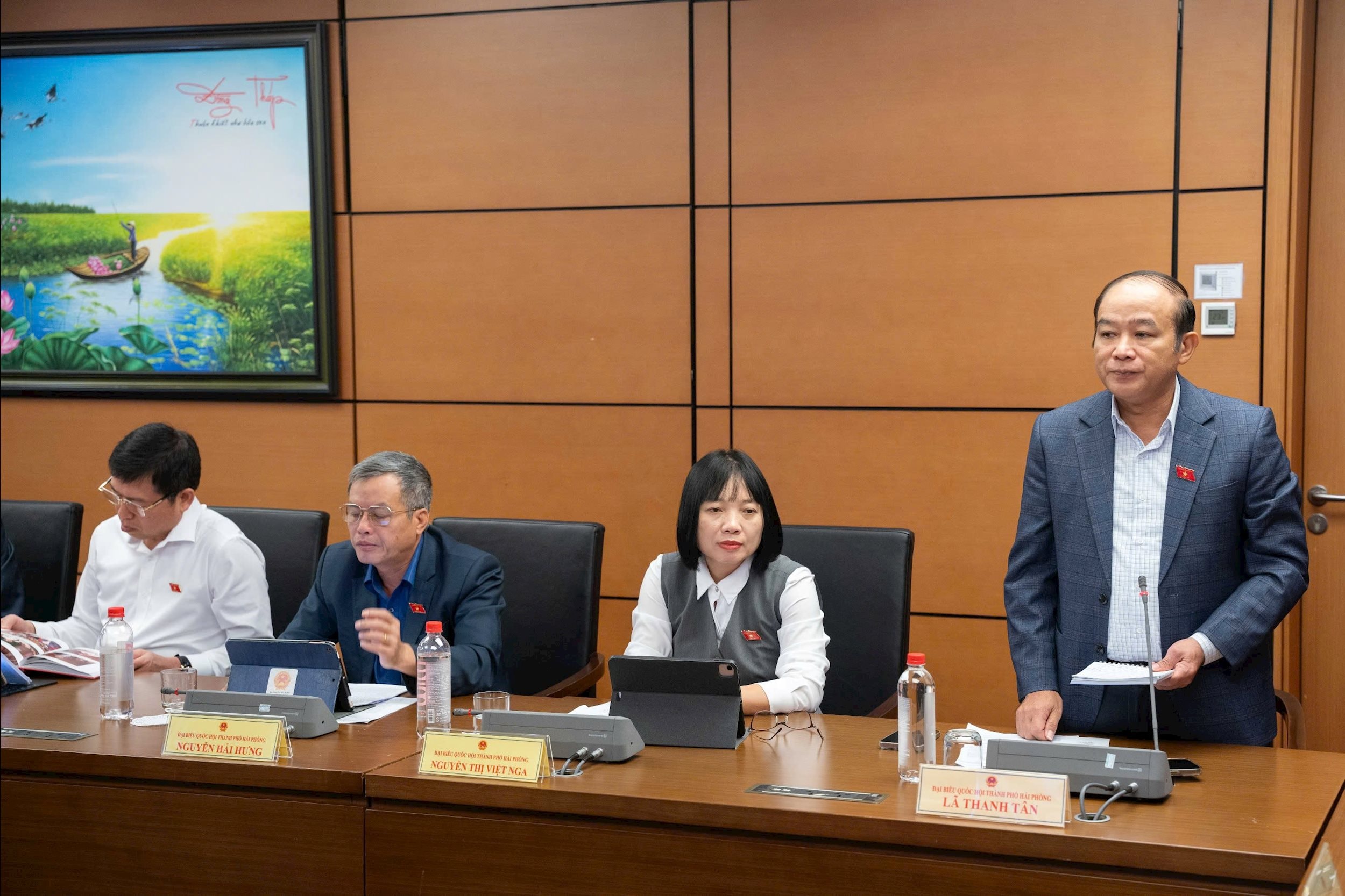 ĐBQH Lã Thanh Tân (TP. Hải Phòng phát biểu thảo luận tại tổ