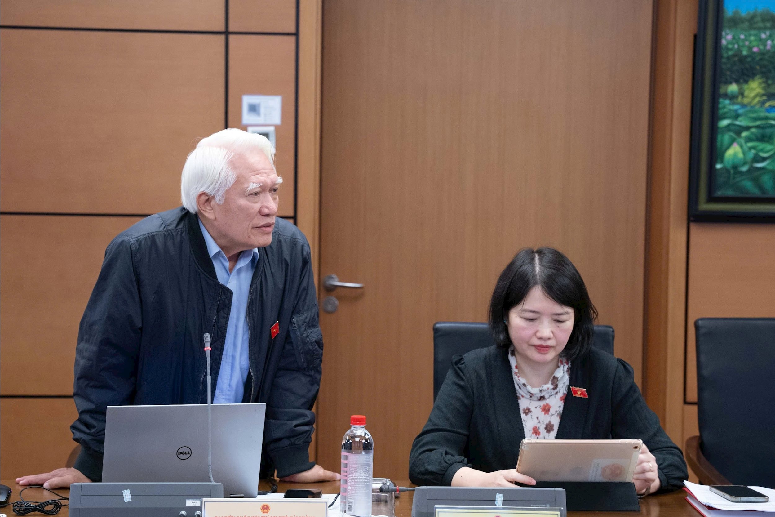 ĐBQH Nguyễn Chu Hồi (TP. Hải Phòng)thảo luận tại tổ