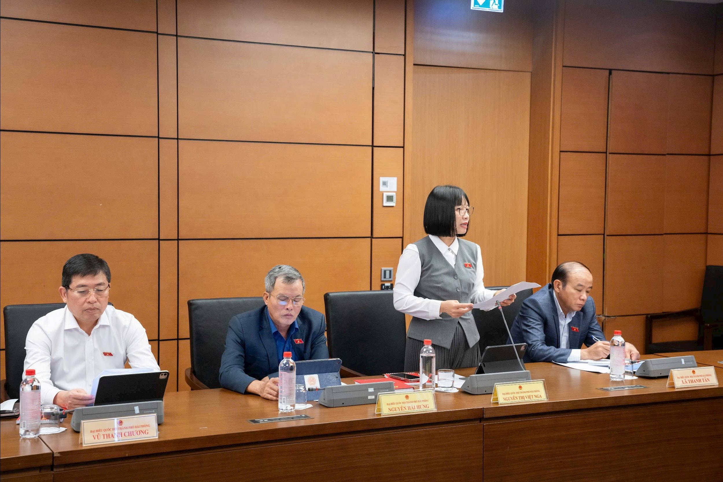 ĐBQH Nguyễn Thị Việt Nga (TP. Hải Phòng)thảo luận tại tổ