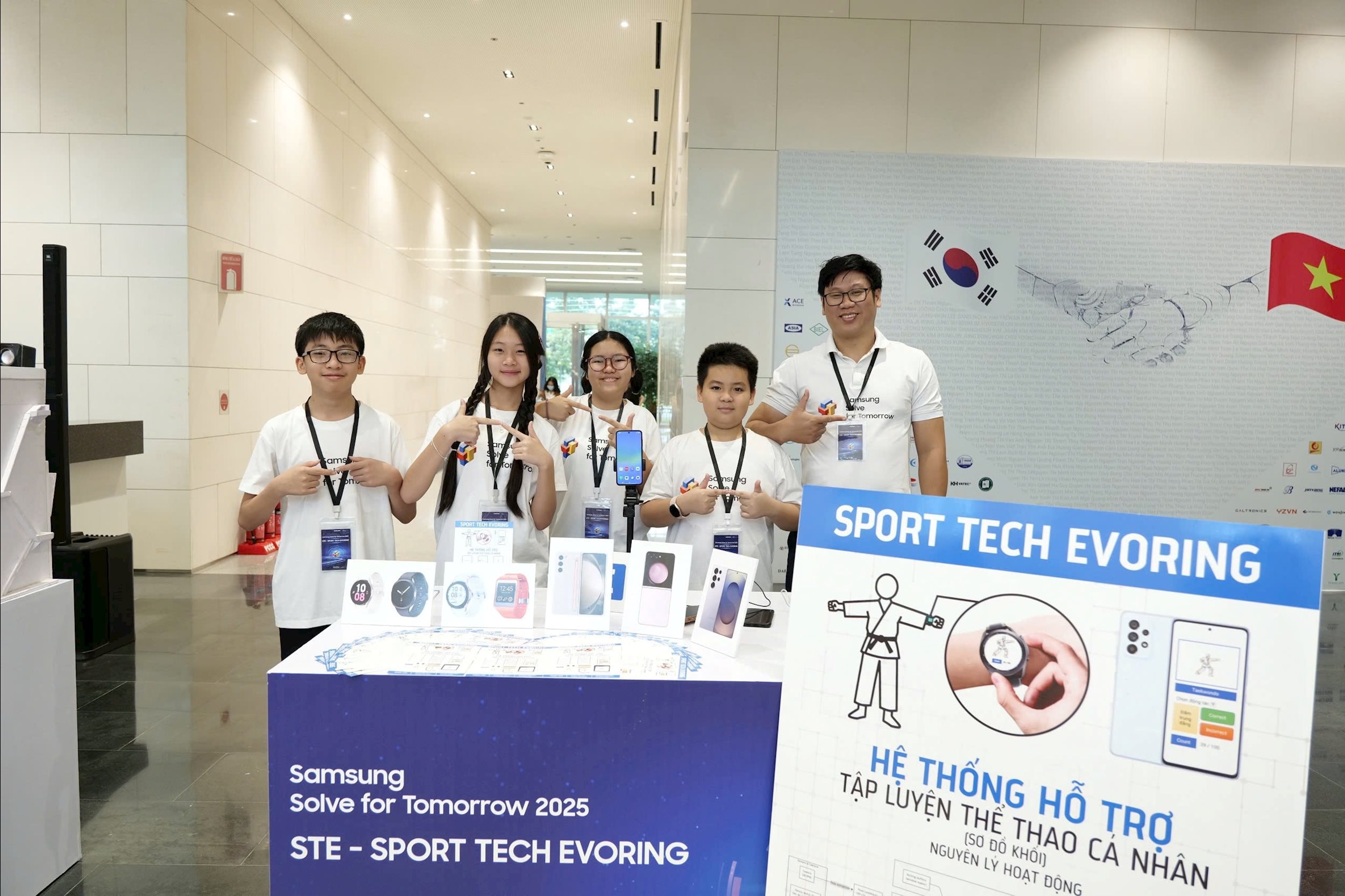 Đội STE - Sport Tech Evoring, trường THCS & THPT Nguyễn Tất Thành - Thành phố Hà Nội giành Giải Nhất Bảng A (THCS)