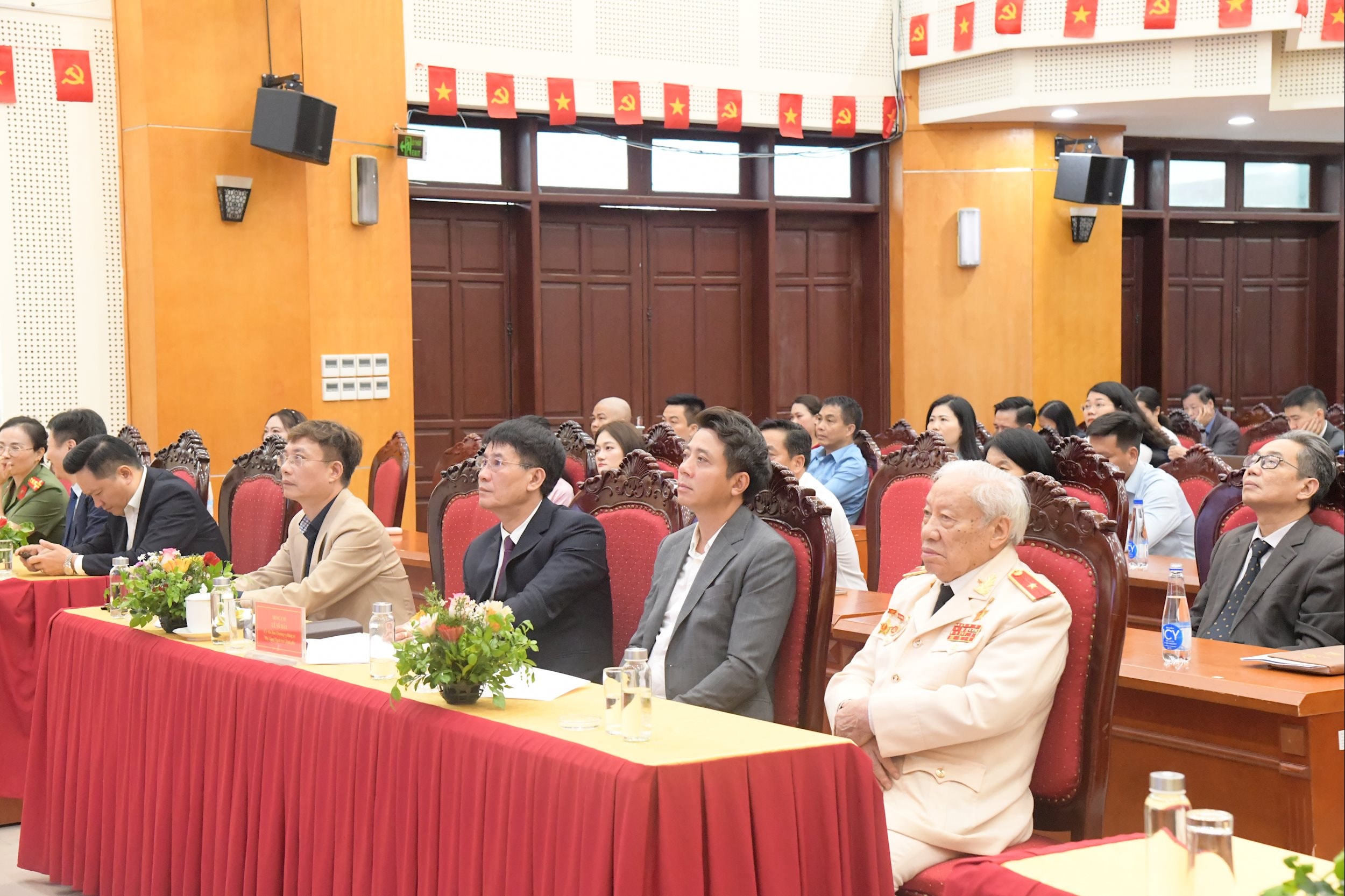 Các đại biểu tham dự lễ trao giải.