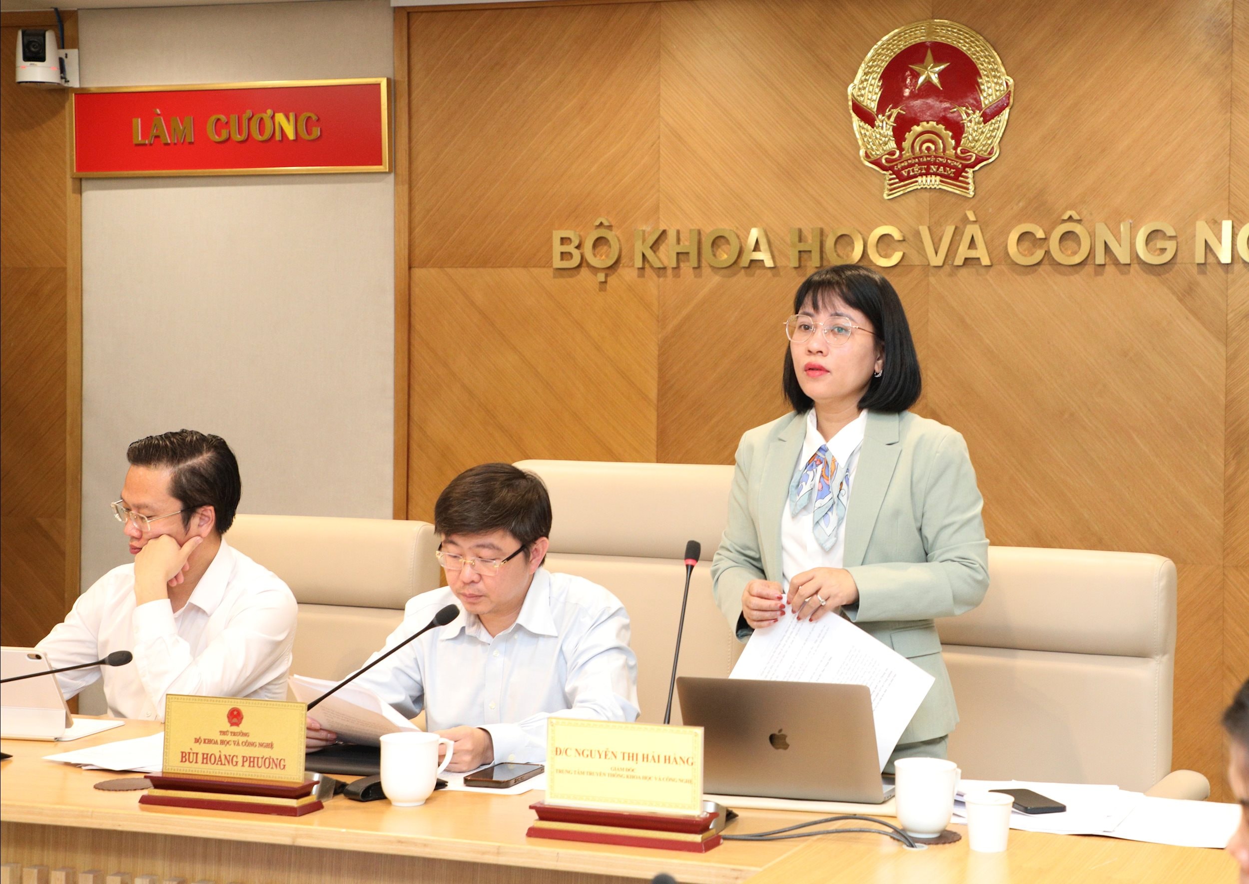 Giám đốc Trung tâm truyền thông KH và CN Nguyễn Thị Hải Hằng điều hành phần giáo lưu cơ quan thông tấn báo chí