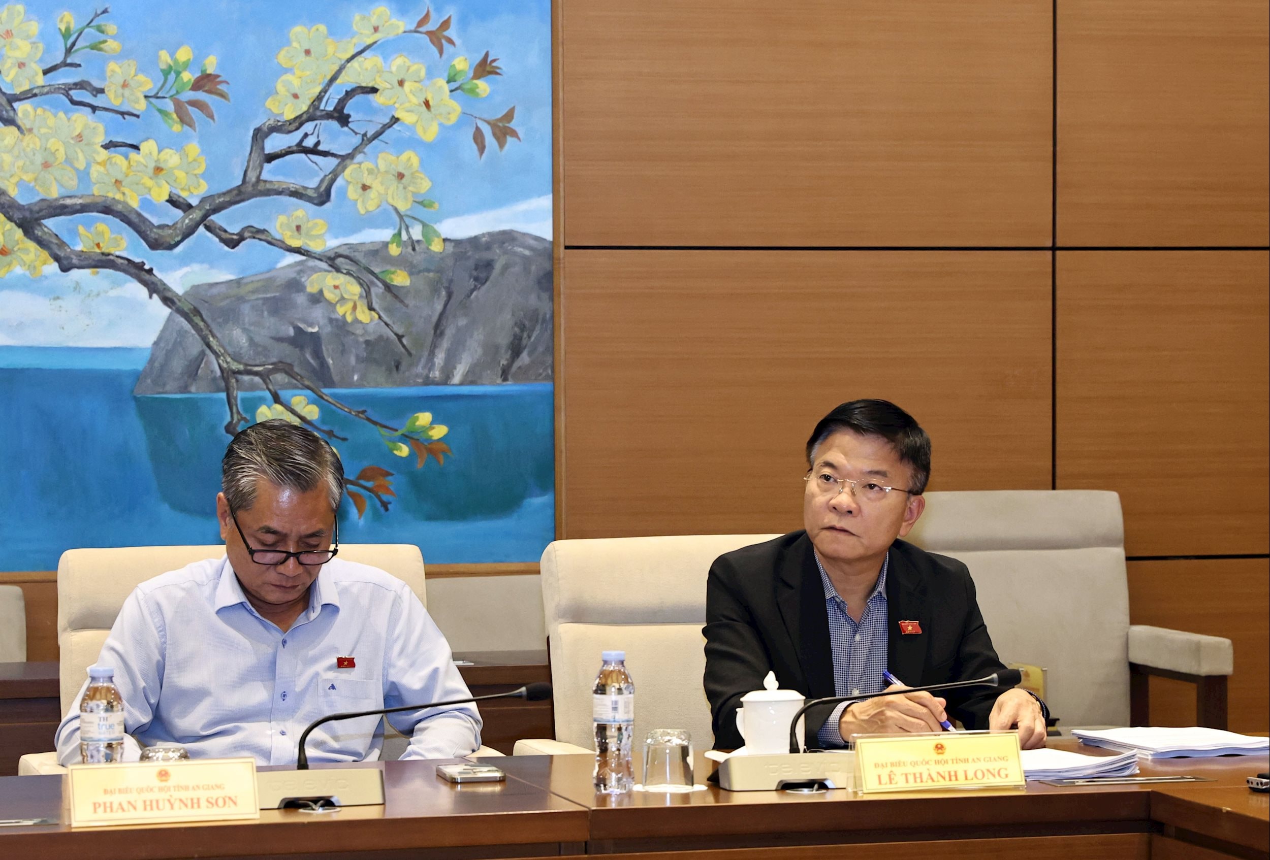 Phó Thủ tướng Chính phủ Lê Thành Long tham dự họp Tổ 14