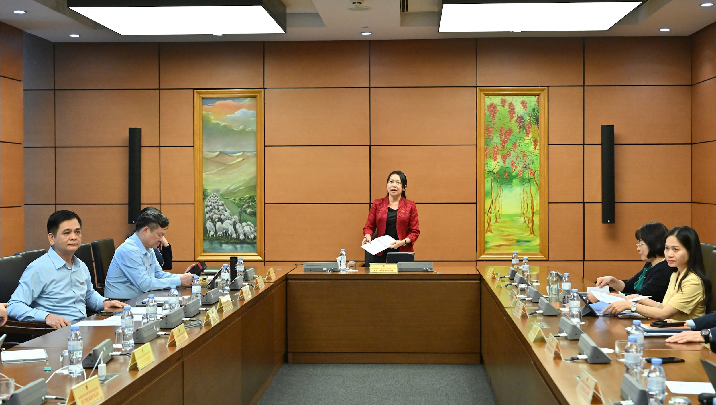 Phó Trưởng đoàn ĐBQH tỉnh Gia Lai Lý Tiết Hạnh điều hành phiên họp tổVQK_4933