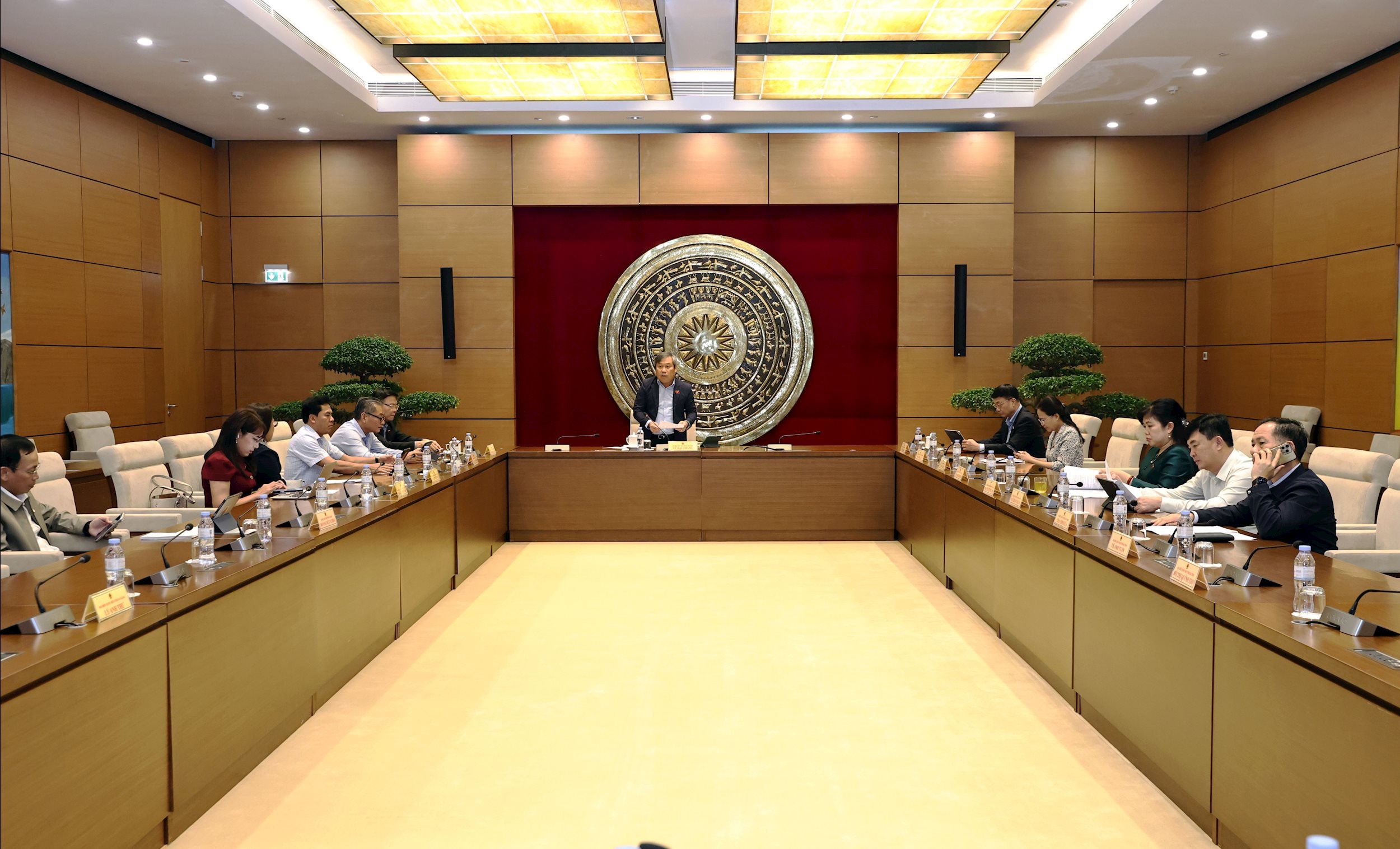 Сцена обговорення групи 14