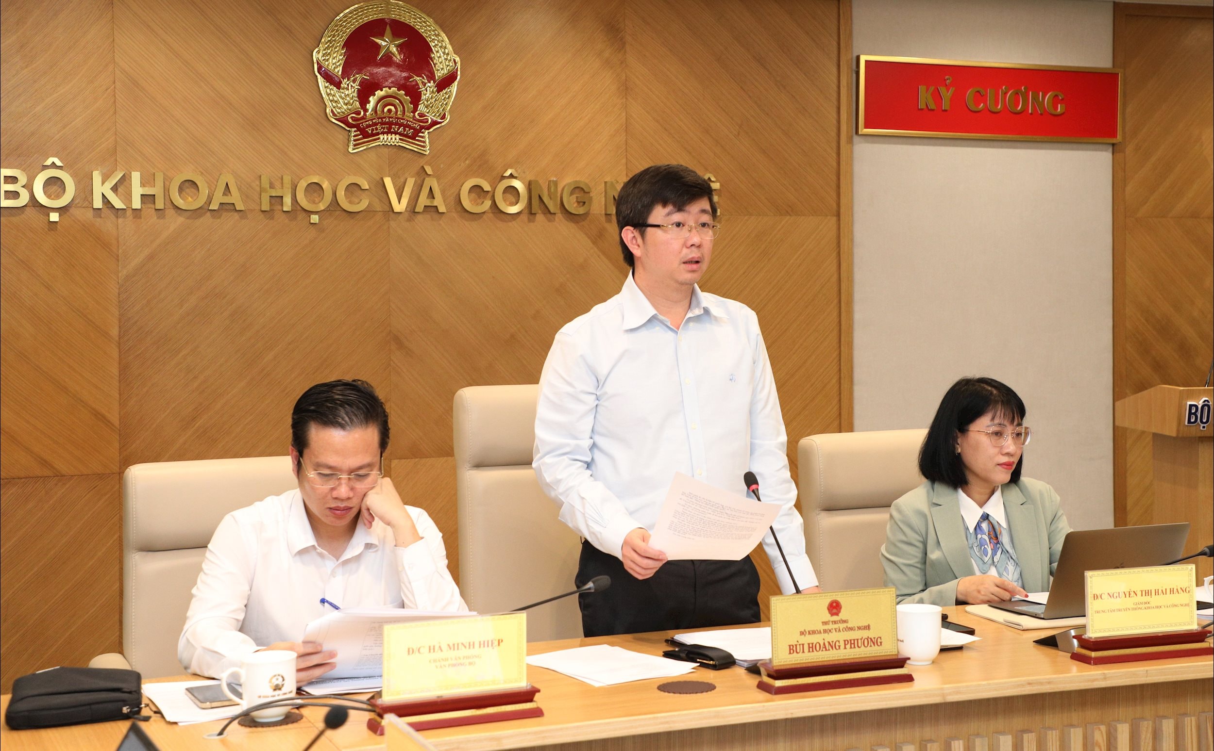 Thứ trưởng Bộ KH và CN Bùi Hoàng Phương chủ trì buổi họp báo