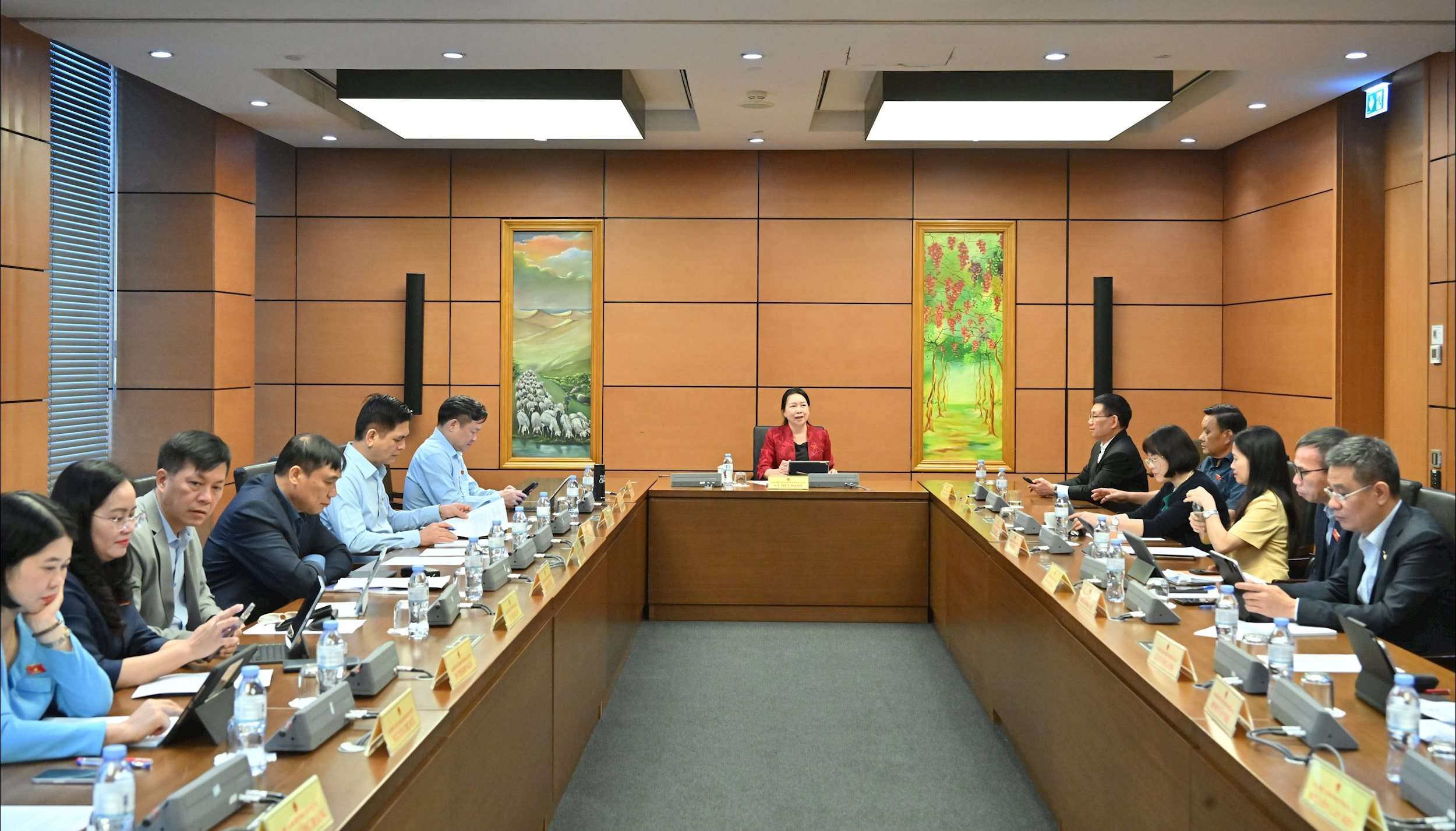 Toàn cảnh phiên họp tổ 5 (Thái Nguyên, Gia Lai)VQK_4844