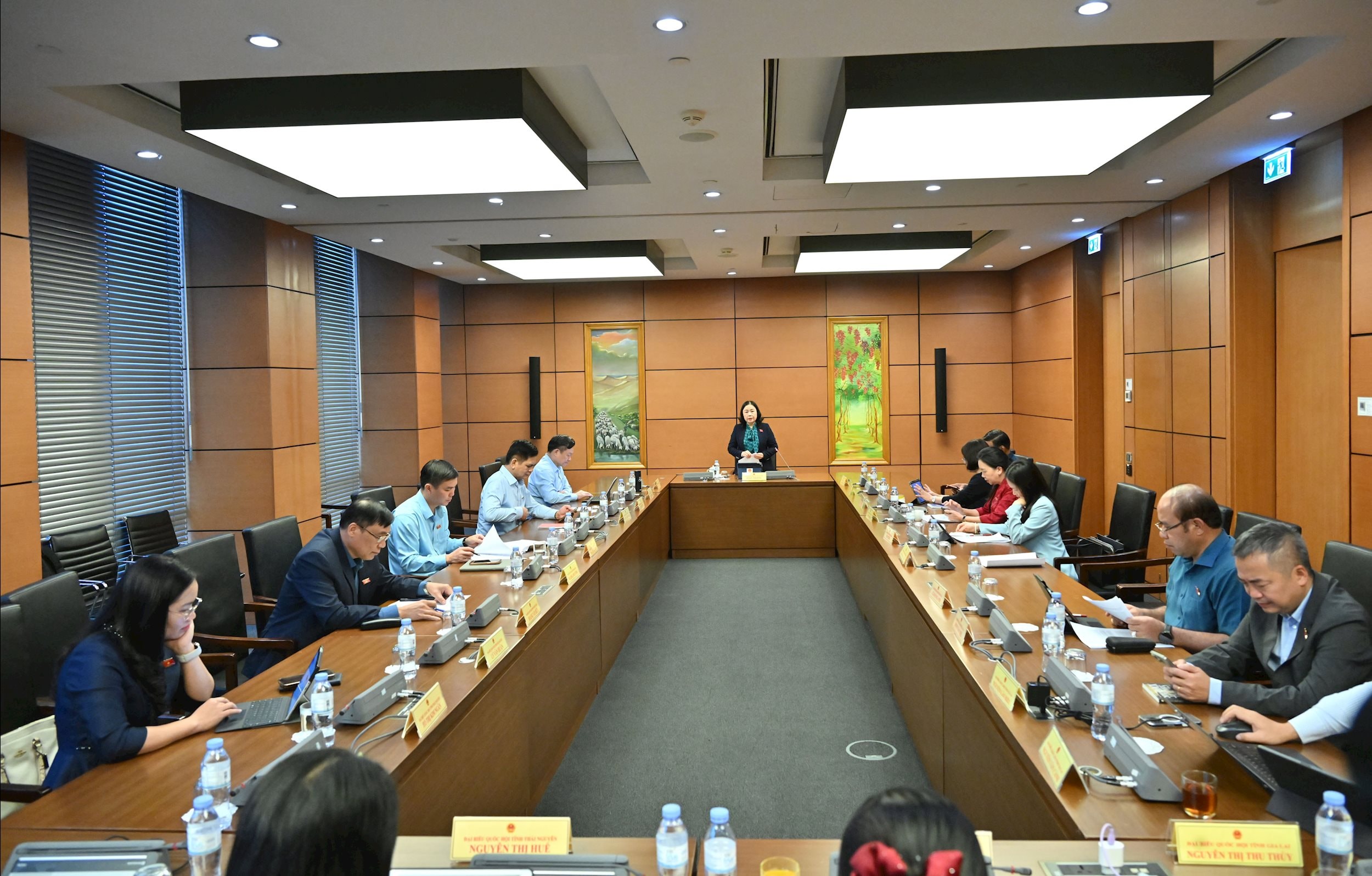 Toàn cảnh phiên thảo luận tổ 5 (Thái Nguyên, Gia Lai)VQK_4958