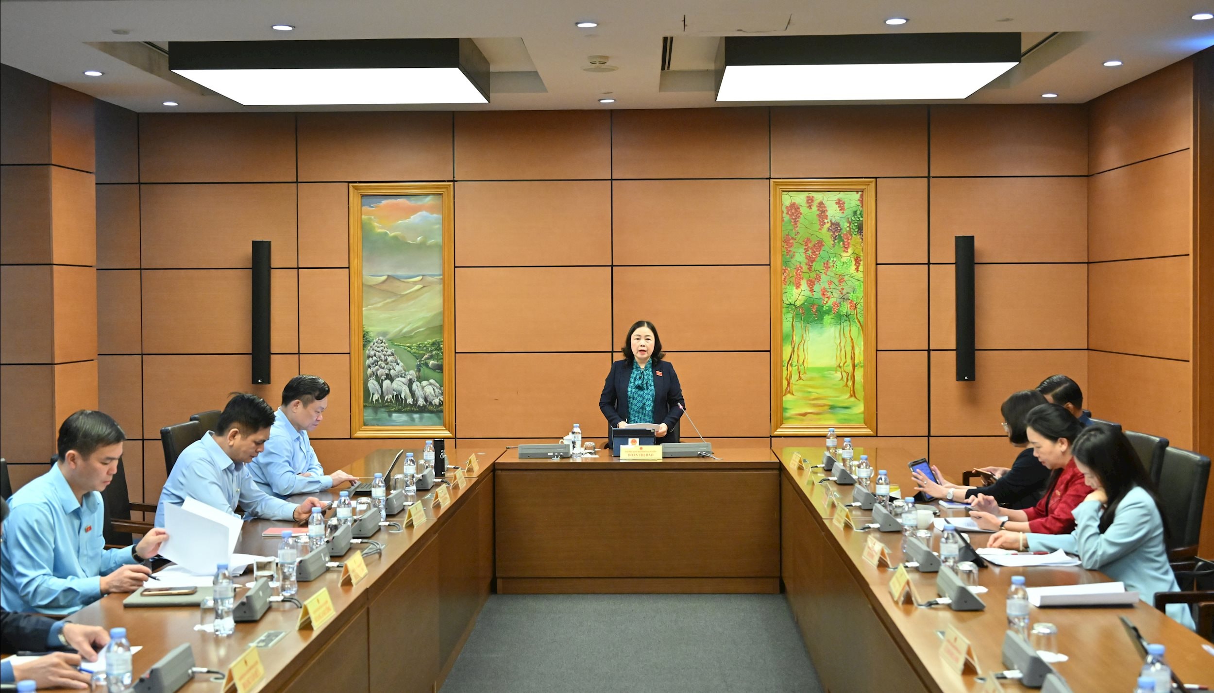 Toàn cảnh phiên thảo luận tổ 5 (Thái Nguyên, Gia Lai)VQK_4964